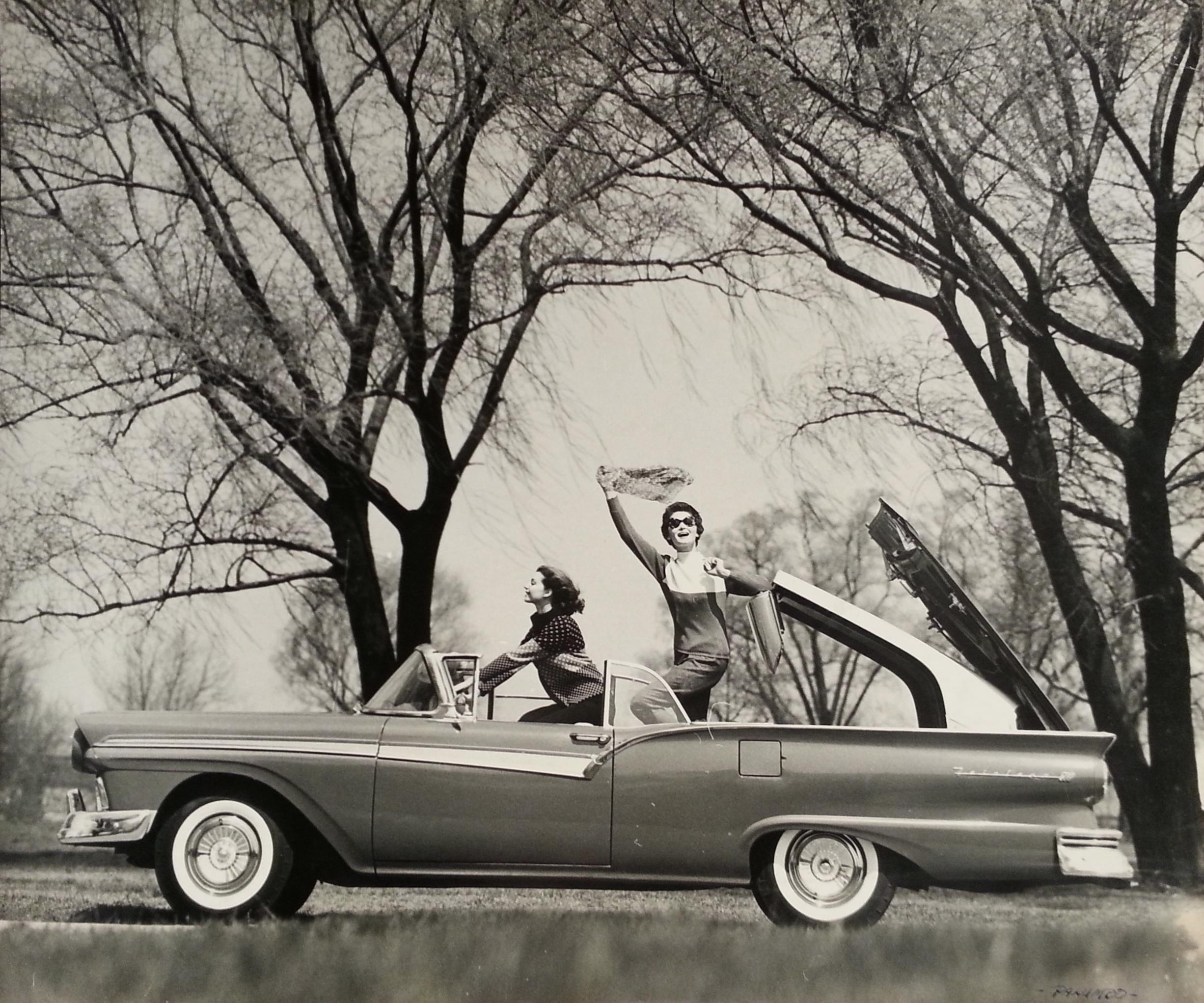 Tom Palumbo Black and White Photograph – Ford Fairlane Galaxie 500 Skyliner mit versenkbarem Hardtop