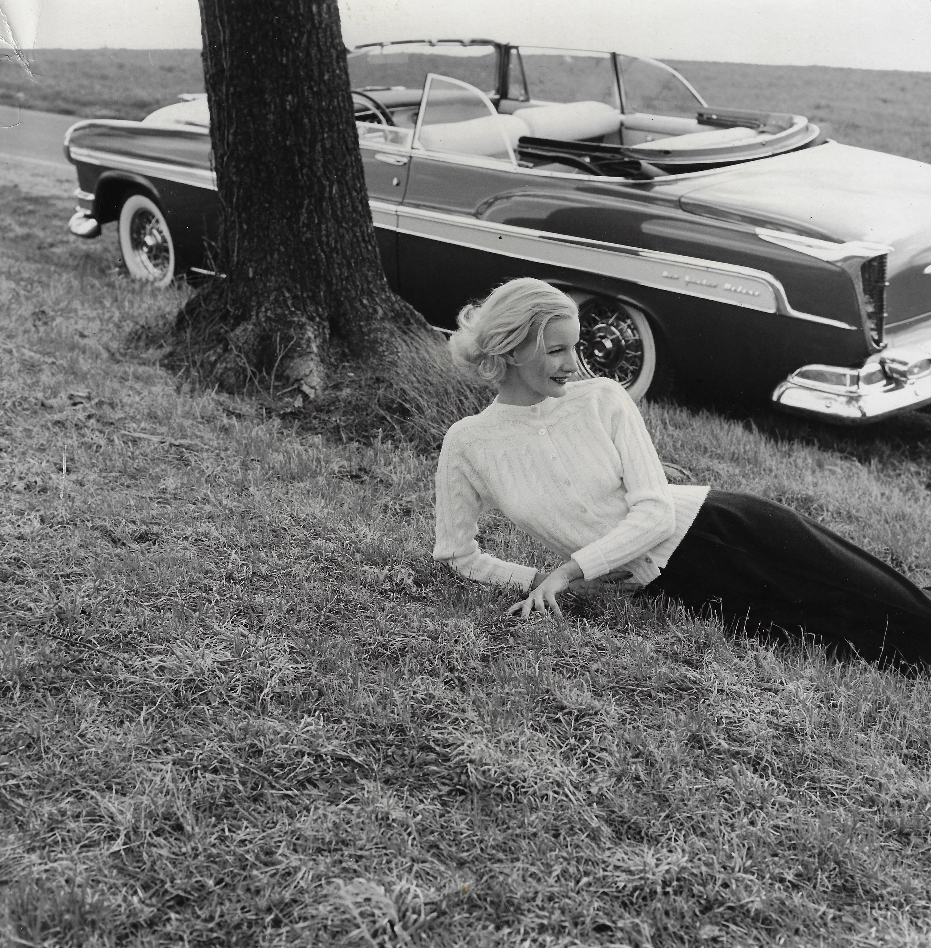 Black and White Photograph de Tom Palumbo - Sunny Harnett, Chrysler, Nueva York, Harper's Bazaar