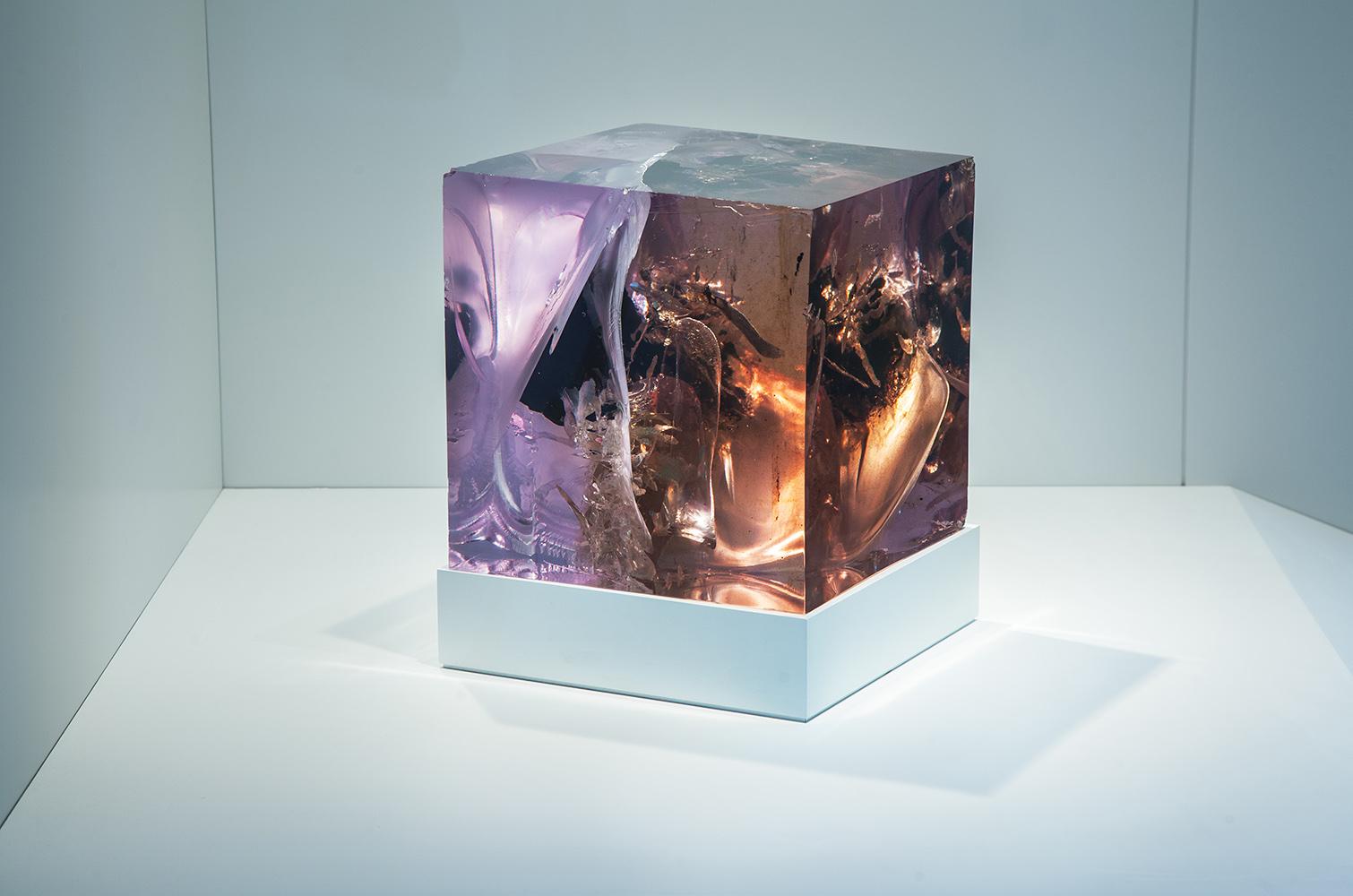 Résine, goudron, acrylique, LED. 
28.8 cm × 29.5 cm × 29.5 cm.
Dans la série Synthesis, Tom Price oblige la résine et le goudron à vivre dans le même espace, expérimentant les réactions chimiques par le biais de matériaux chauffants et de processus