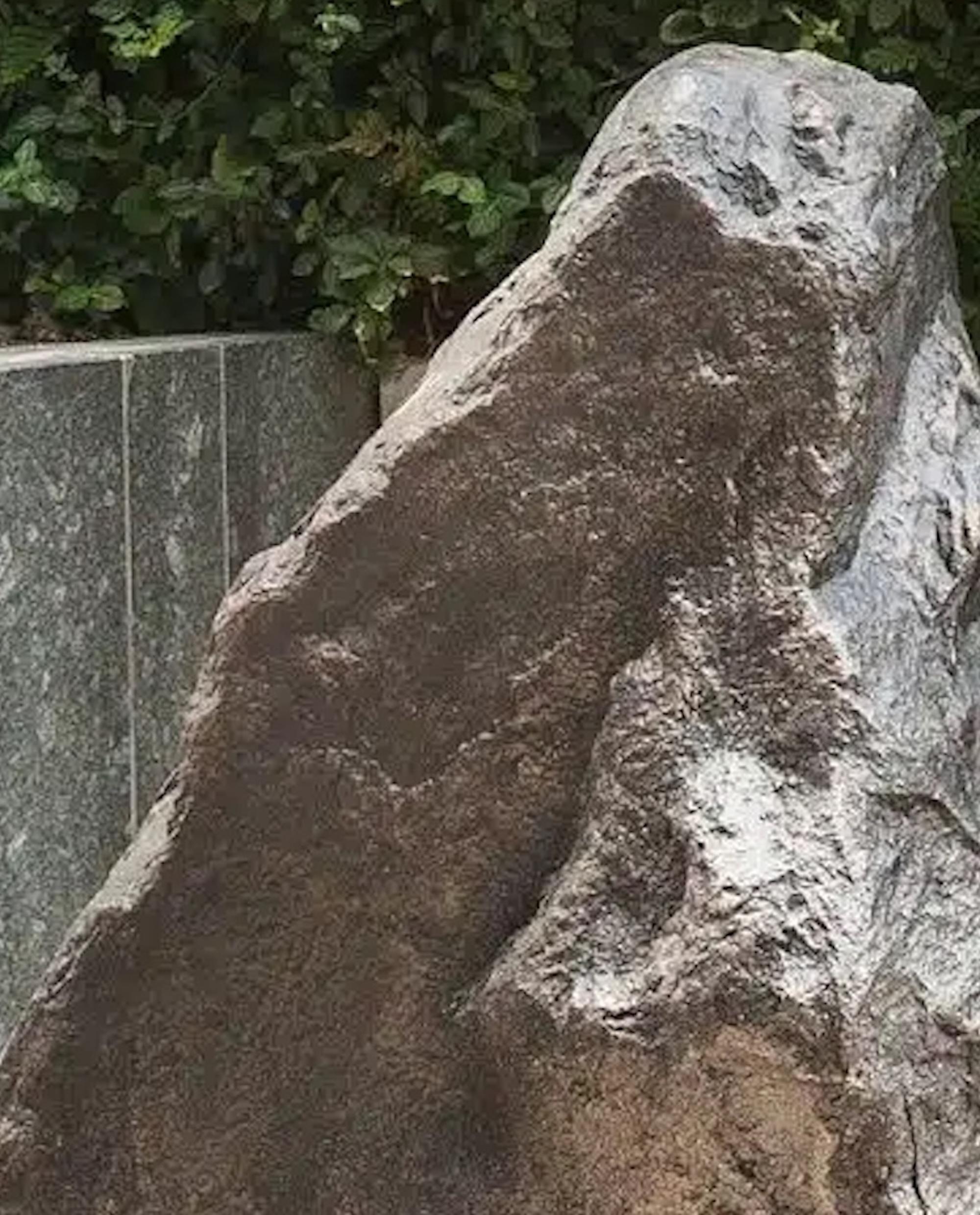 Boulder #1 - The Speaker par Tom Price - Sculpture en bronze ressemblant à un rocher, abstraite en vente 7