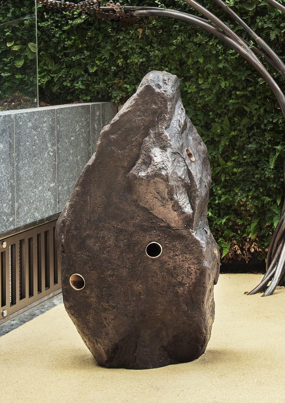Boulder #1 - The Speaker est une sculpture en bronze de l'artiste contemporain Tom Price, dont les dimensions sont 155 × 100 × 65 cm (61 × 39.4 × 25.6 in). 
Cette œuvre est disponible sur commande. 8 éditions, 4 épreuves d'artiste.

L'un des trois