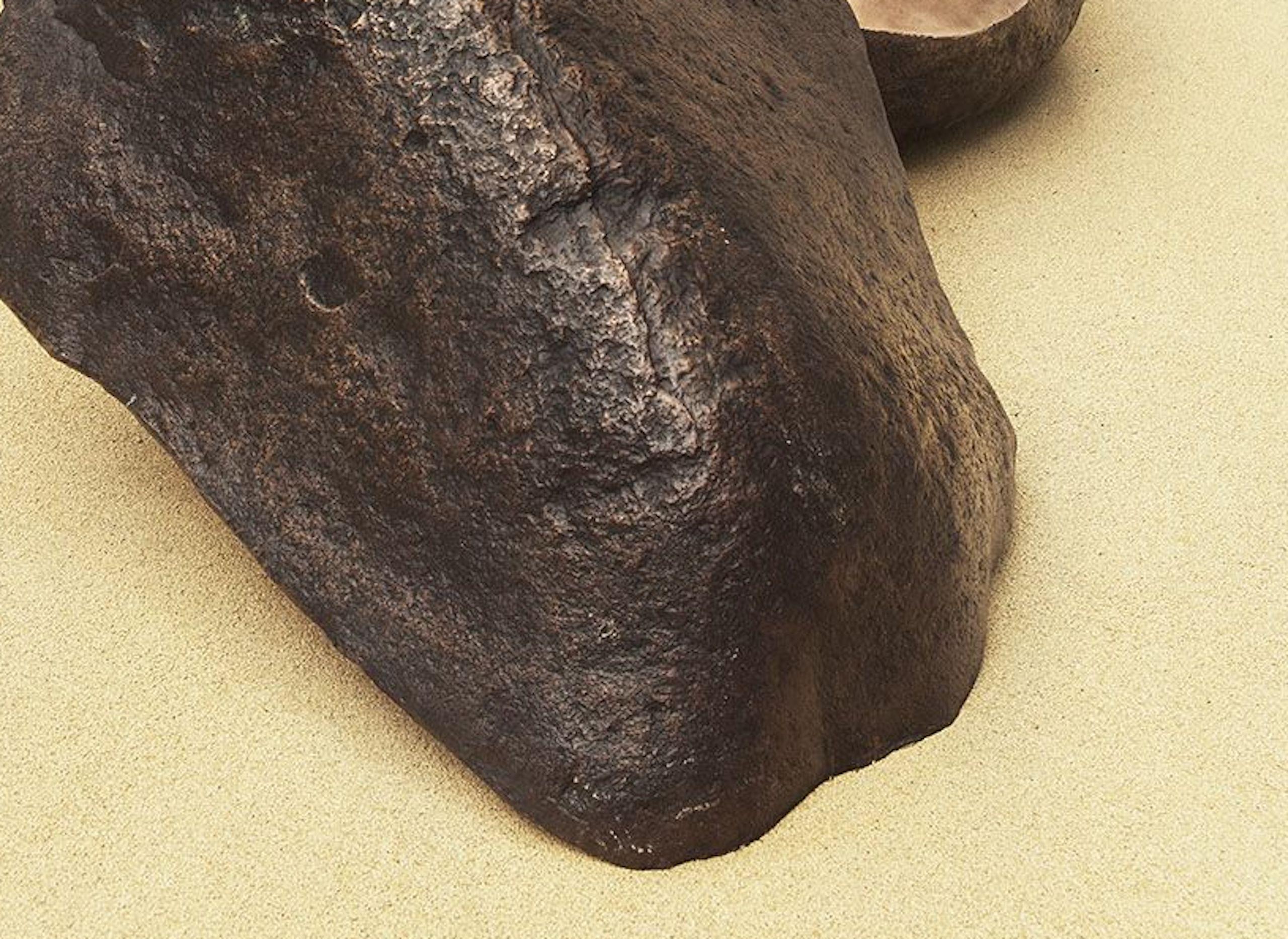 Boulder #2 - The Slide de Tom Price - Sculpture en bronze lisse ressemblant à une roche en vente 2