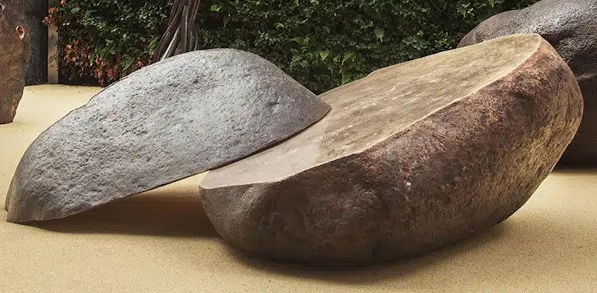 Boulder #2 - The Slide di Tom Price - Scultura in bronzo simile a una roccia, liscia in vendita 5