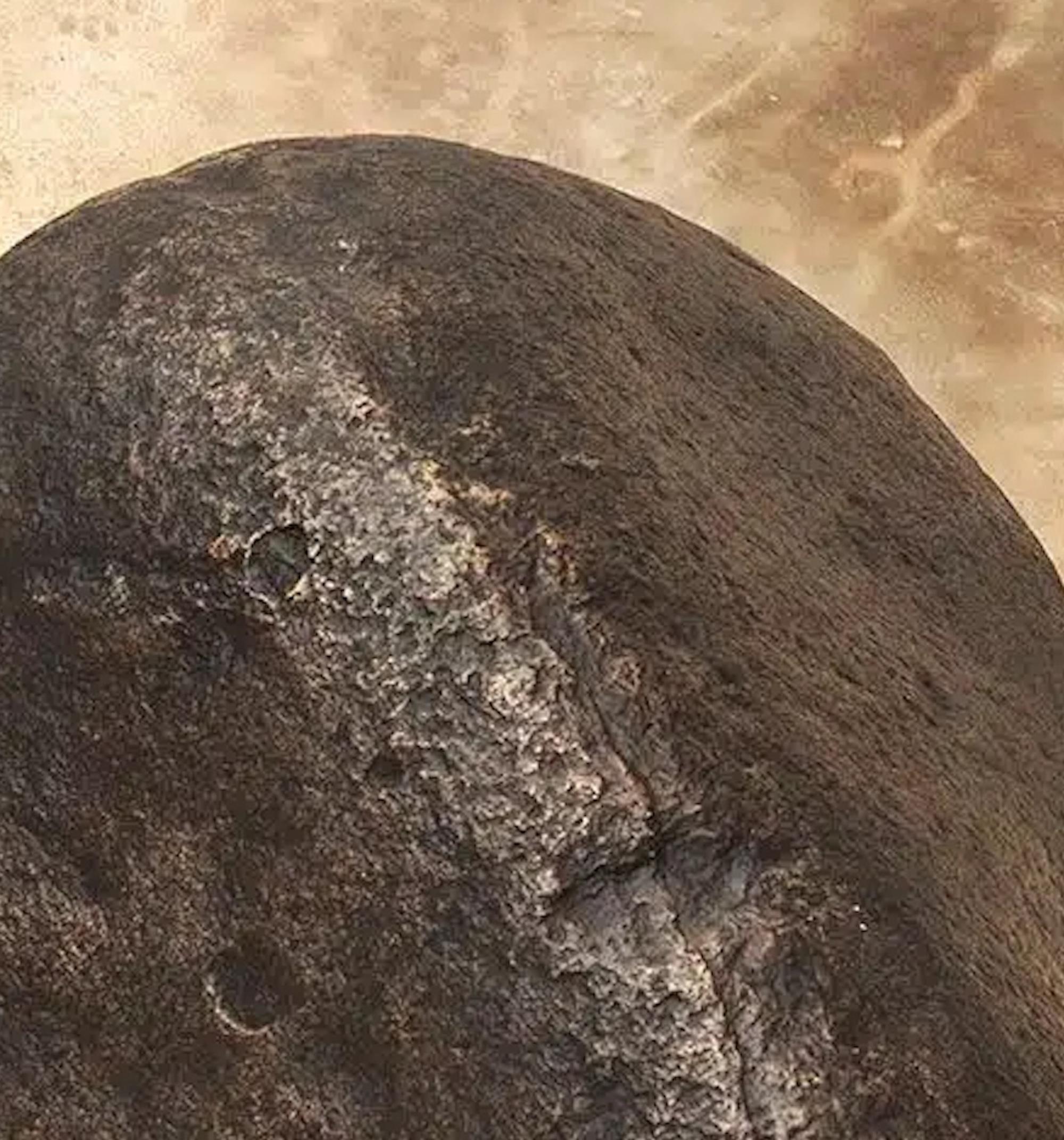 Boulder #2 - The Slide di Tom Price - Scultura in bronzo simile a una roccia, liscia in vendita 6