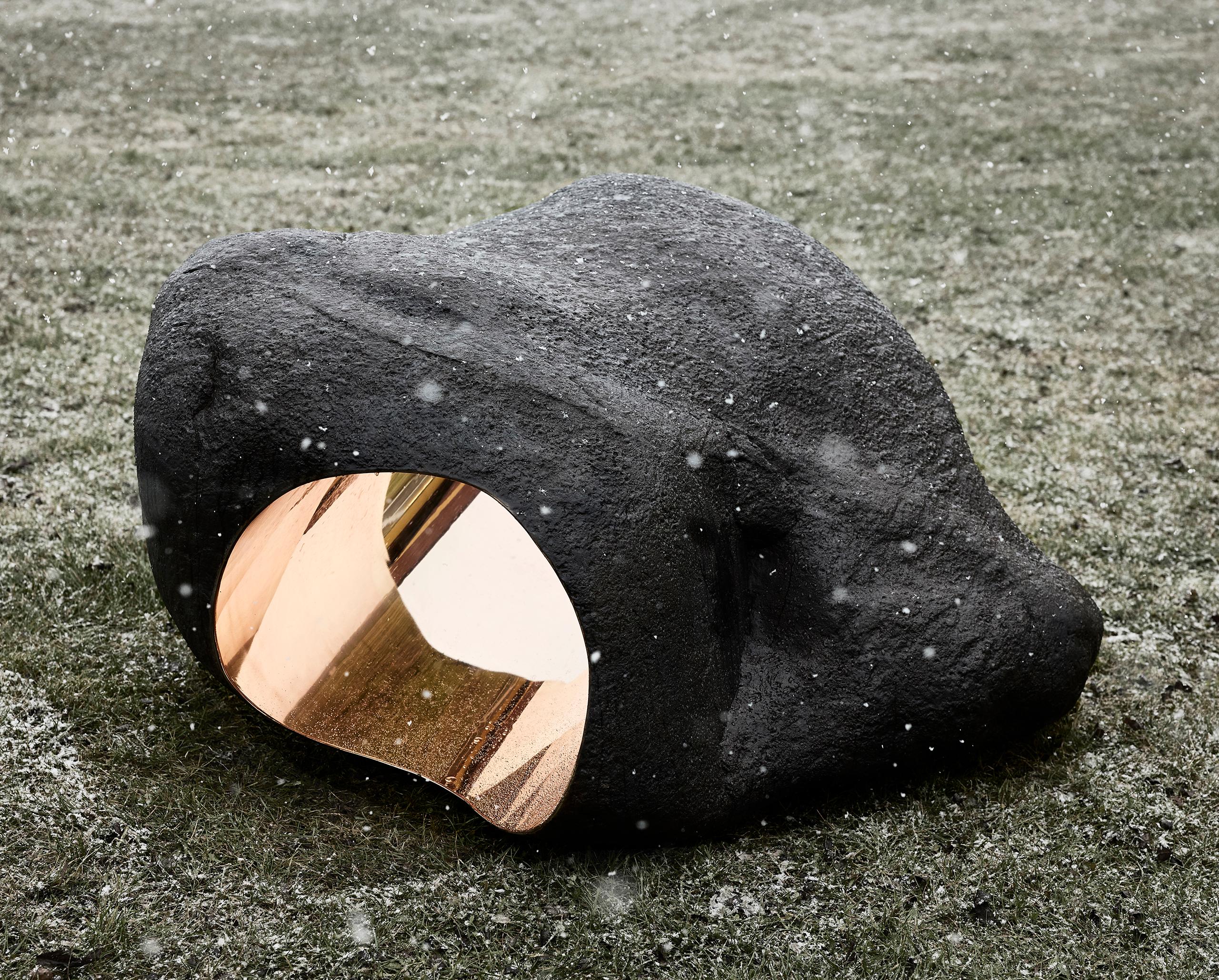 Boulder #3 - The Tunnel par Tom Price, Sculpture en bronze ressemblant à un rocher, Art d'extérieur