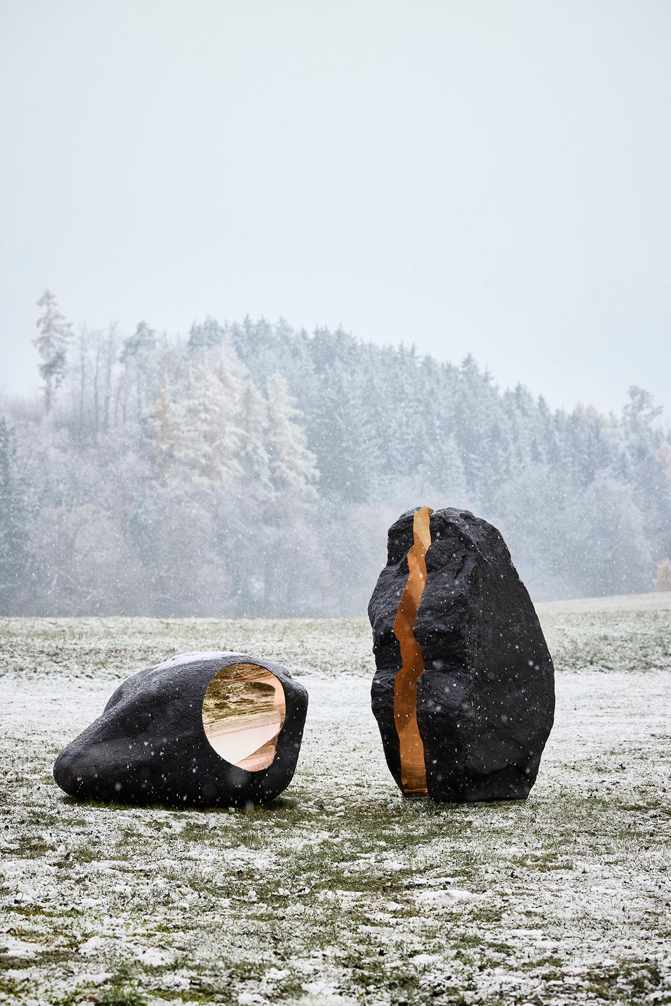 Boulder #4 - Scultura in bronzo simile a una roccia, superficie liscia e luminosa, tonalità scura - Sculpture Contemporaneo di Tom Price