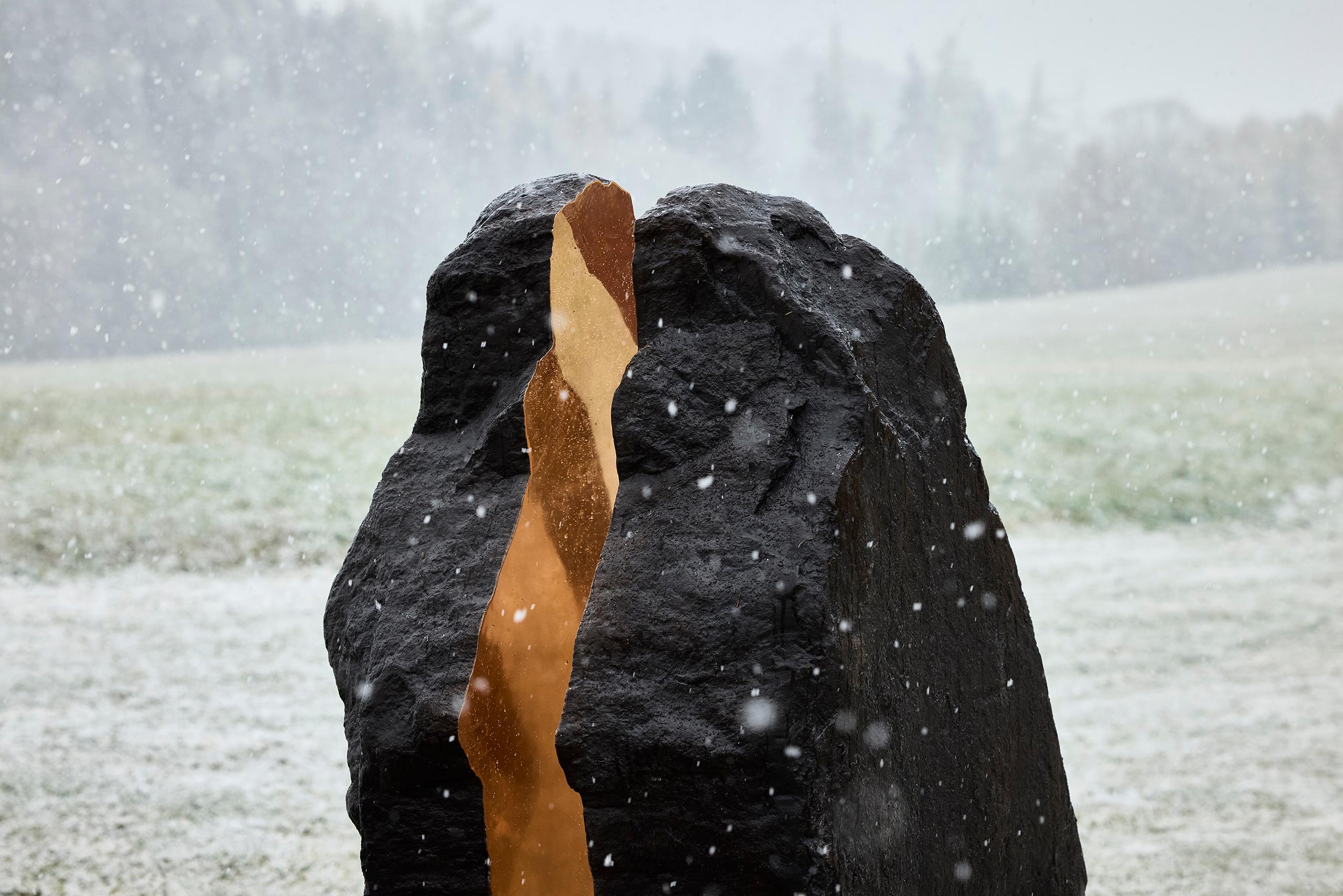 Boulder #4 - Scultura in bronzo simile a una roccia, superficie liscia e luminosa, tonalità scura in vendita 1