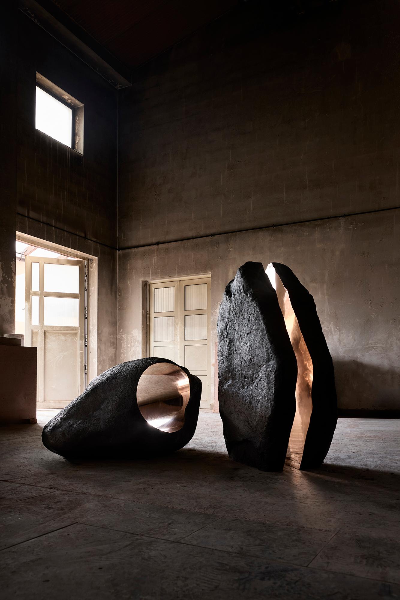 Boulder #4 - Scultura in bronzo simile a una roccia, superficie liscia e luminosa, tonalità scura in vendita 3