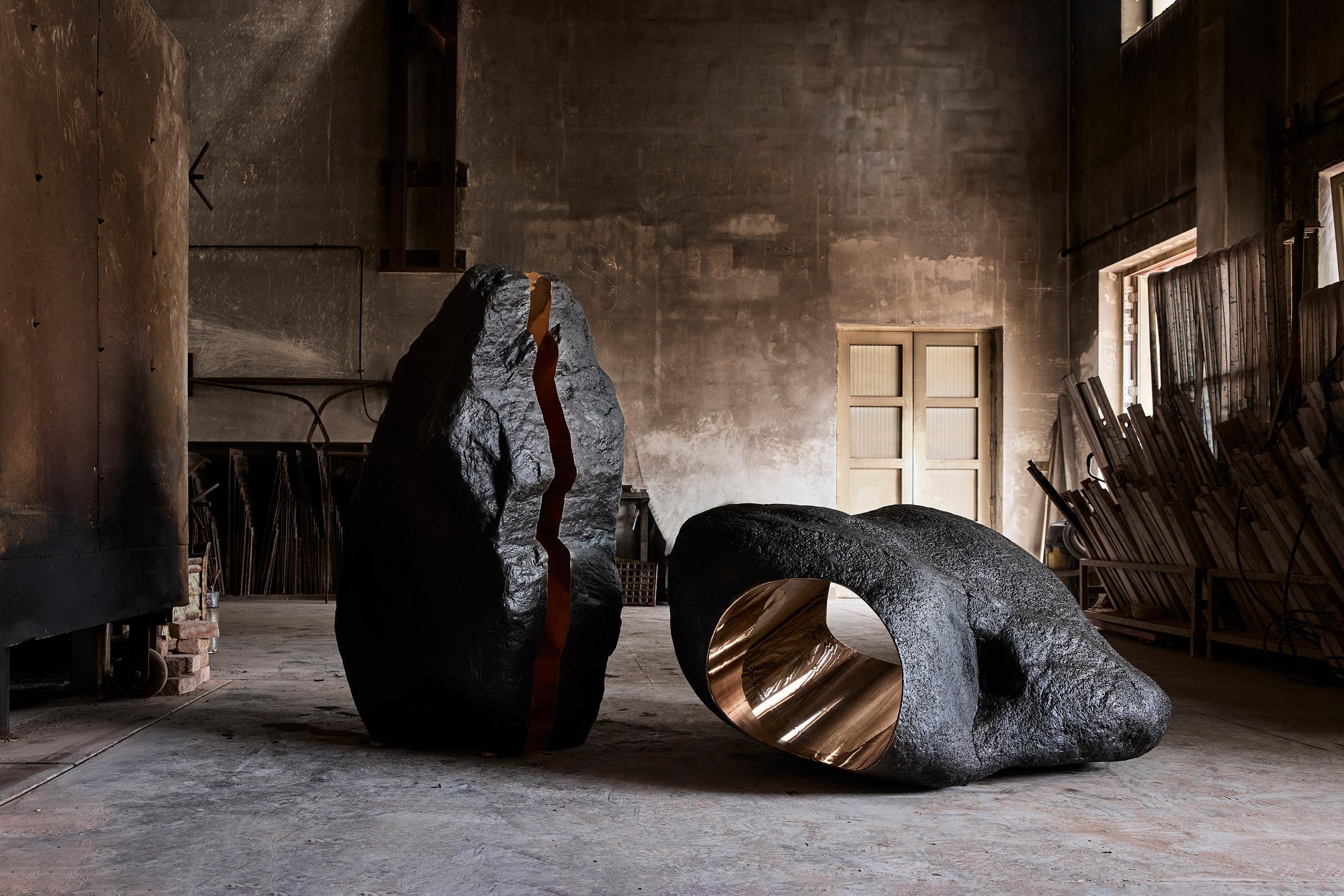 Boulder #4 - Scultura in bronzo simile a una roccia, superficie liscia e luminosa, tonalità scura in vendita 4