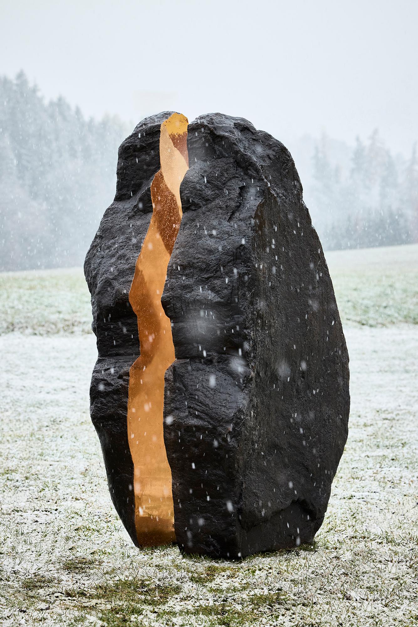 Boulder #4 - Scultura in bronzo simile a una roccia, superficie liscia e luminosa, tonalità scura
