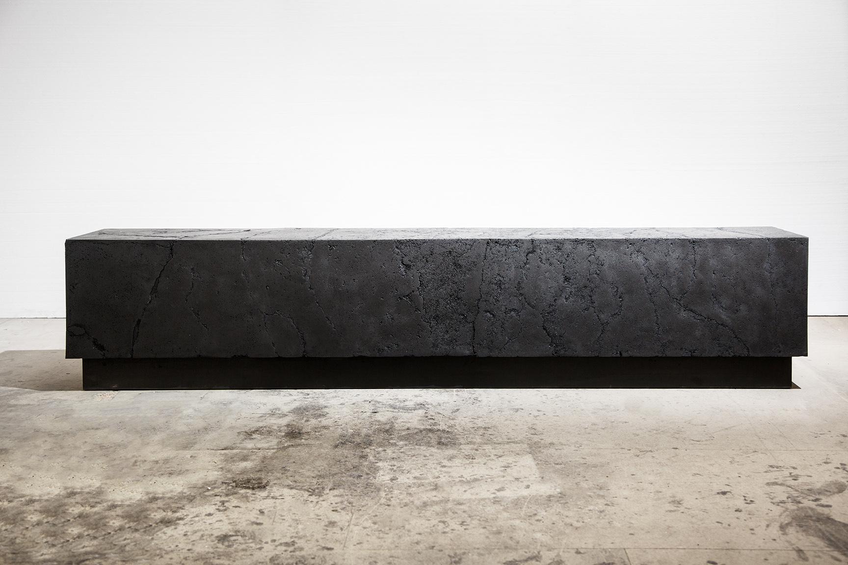 Carbon M di Tom Price - Scultura e panchina, carbone, gesmonite, legno, acciaio, nero in vendita 1