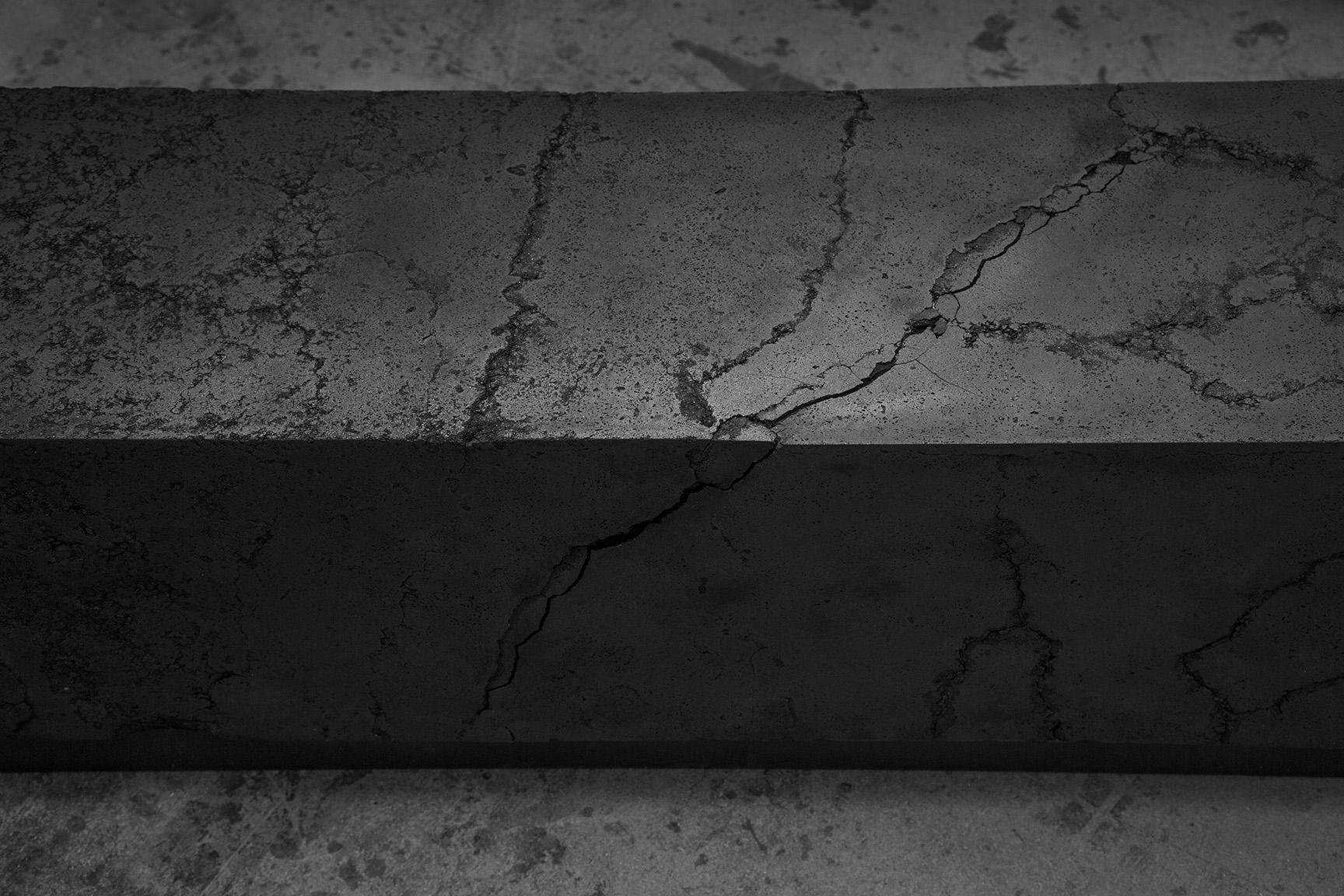 Carbon M di Tom Price - Scultura e panchina, carbone, gesmonite, legno, acciaio, nero in vendita 2
