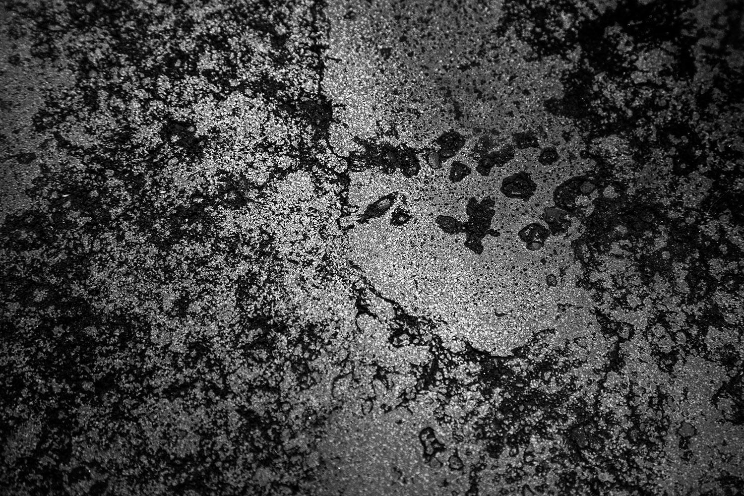 Carbon M by Tom Price - Sculpture and bench, coal, Jesmonite, wood, steel, black en venta 4