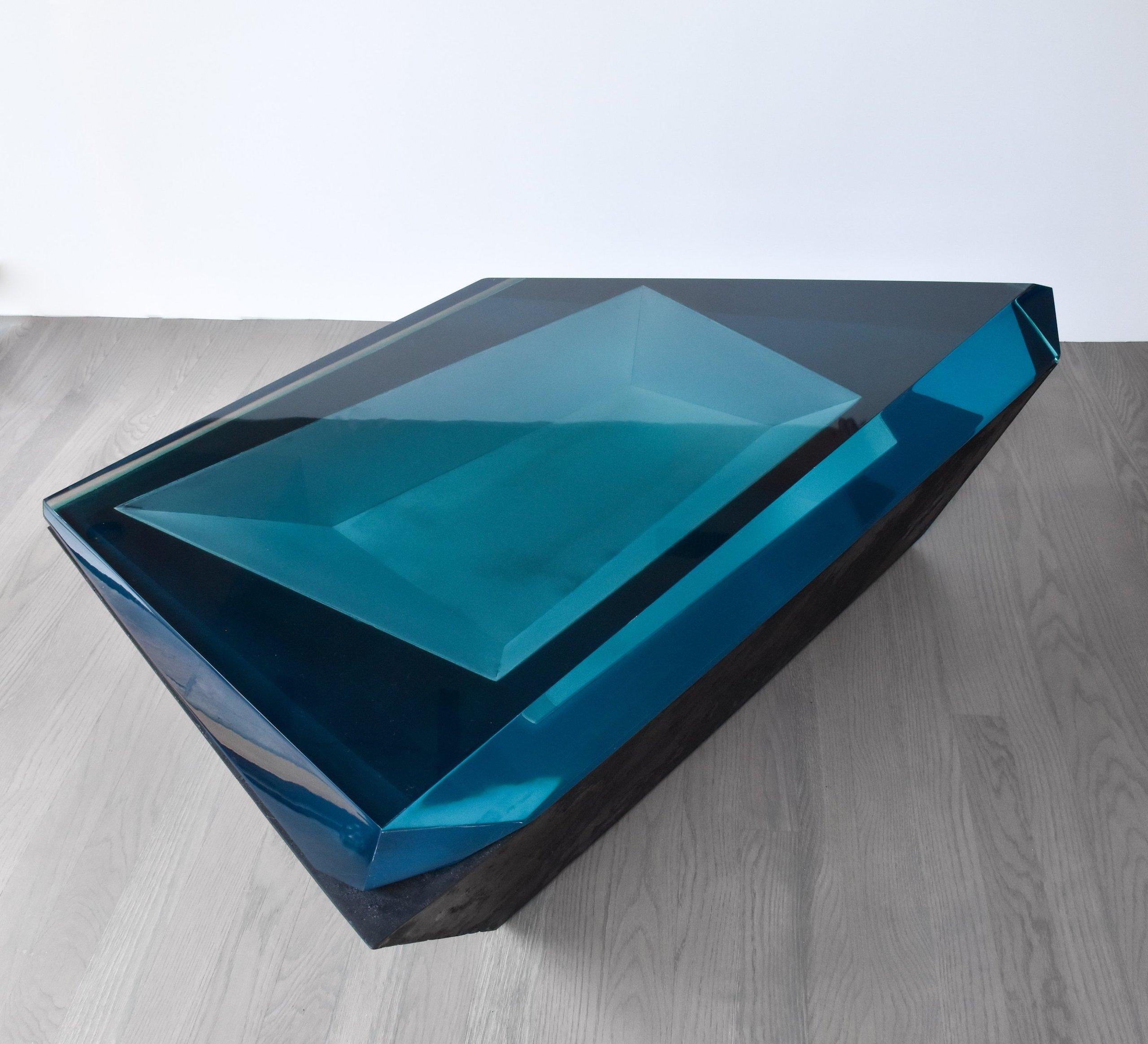 Jade vacío de carbono es una escultura del artista contemporáneo Tom Price. Esta escultura está hecha de carbón, resina de poliuretano y acero; sus dimensiones son 46 × 155 × 71 cm. 
Esta obra de arte está disponible por encargo. Se creará sobre la