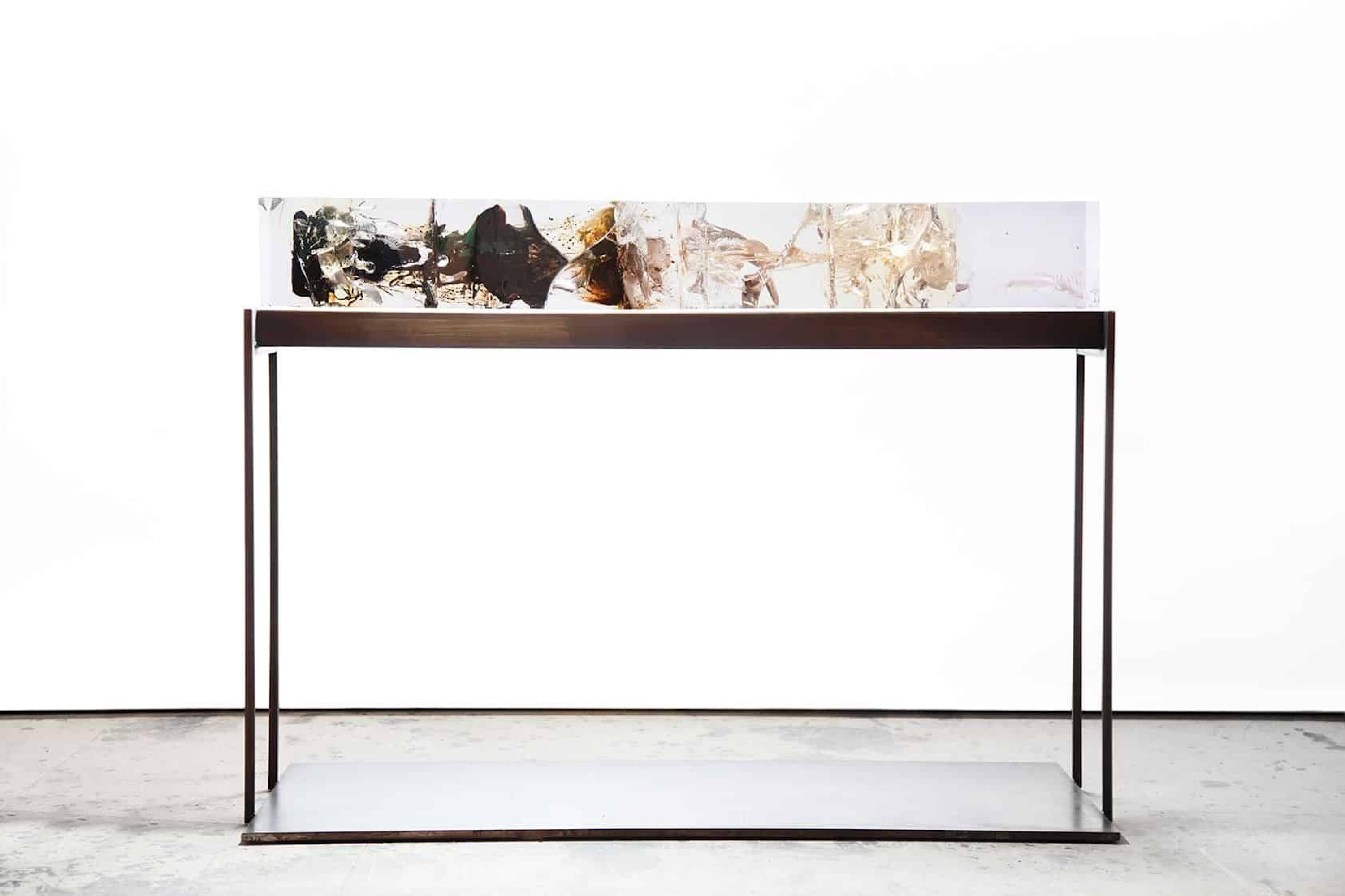 Synthesis L1 è una scultura dell'artista contemporaneo Tom Price. Questa scultura è realizzata in resina, catrame, acciaio dolce patinato, acrilico e LED; le dimensioni sono 85 cm × 117,5 cm × 40 cm (33,5 × 46,3 × 15,7 in). Le dimensioni includono