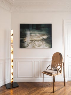 Synthesis S von Tom Price - Skulptur aus Harz, Teer, Acryl, Stahl und LED