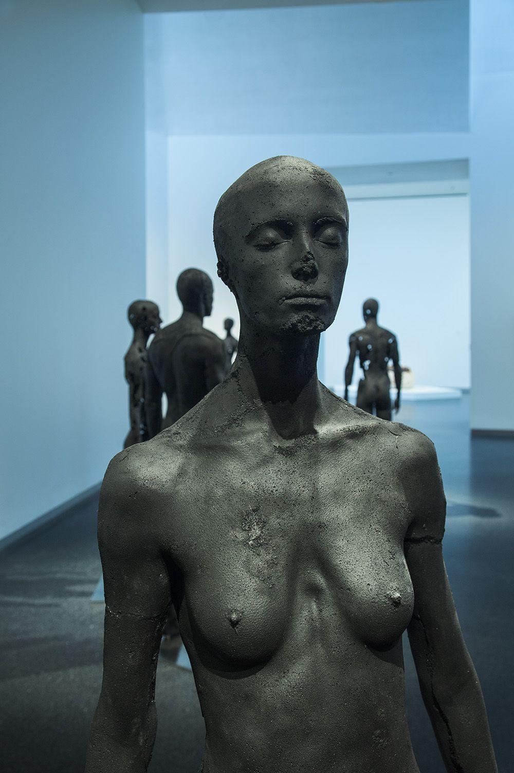 The Presence of Absence - Weiblich (I) von Tom Price - Kohleskulptur, nackter Körper im Angebot 1