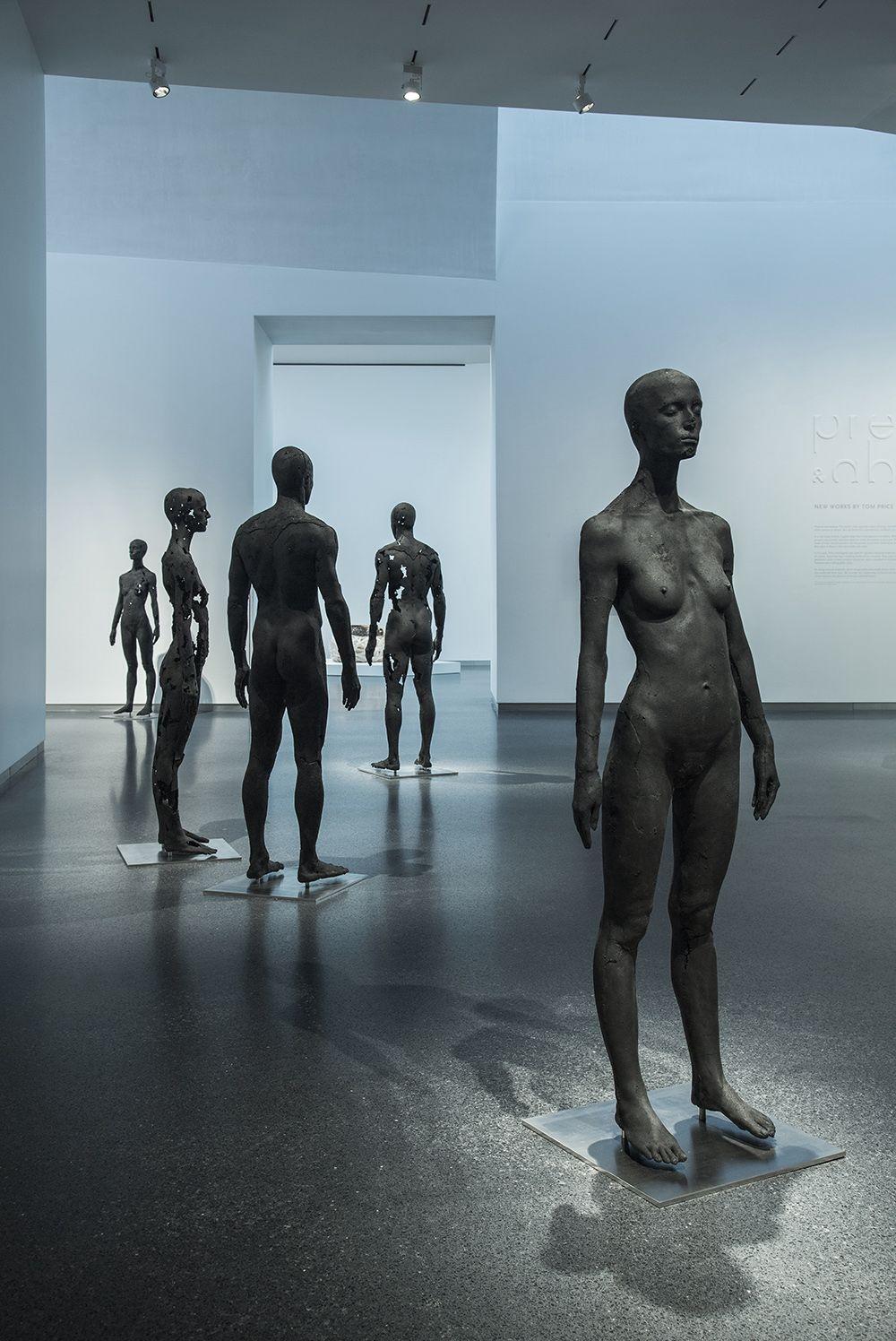 The Presence of Absence - Weiblich (I) von Tom Price - Kohleskulptur, nackter Körper im Angebot 2