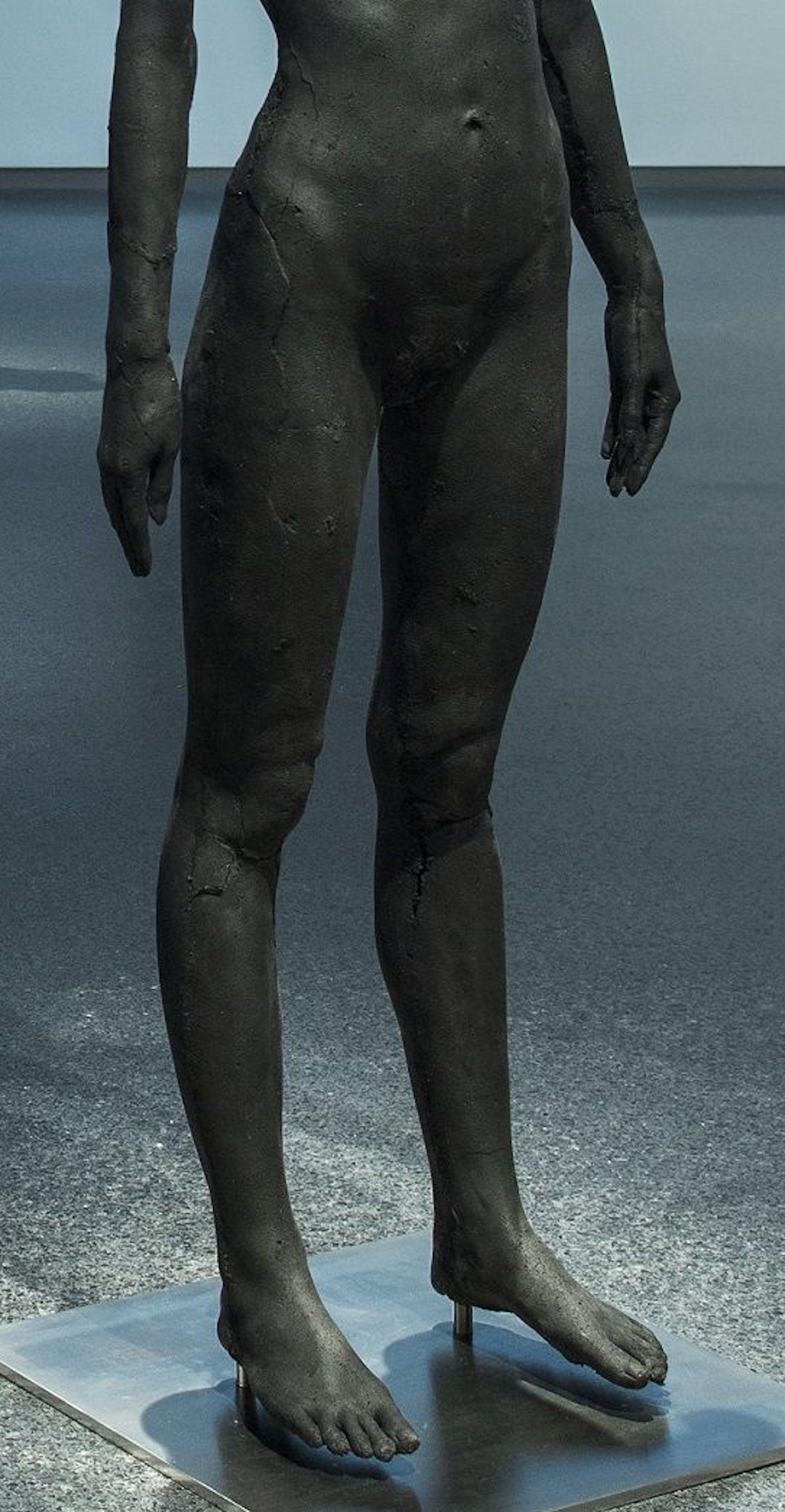 The Presence of Absence - Weiblich (I) von Tom Price - Kohleskulptur, nackter Körper im Angebot 3