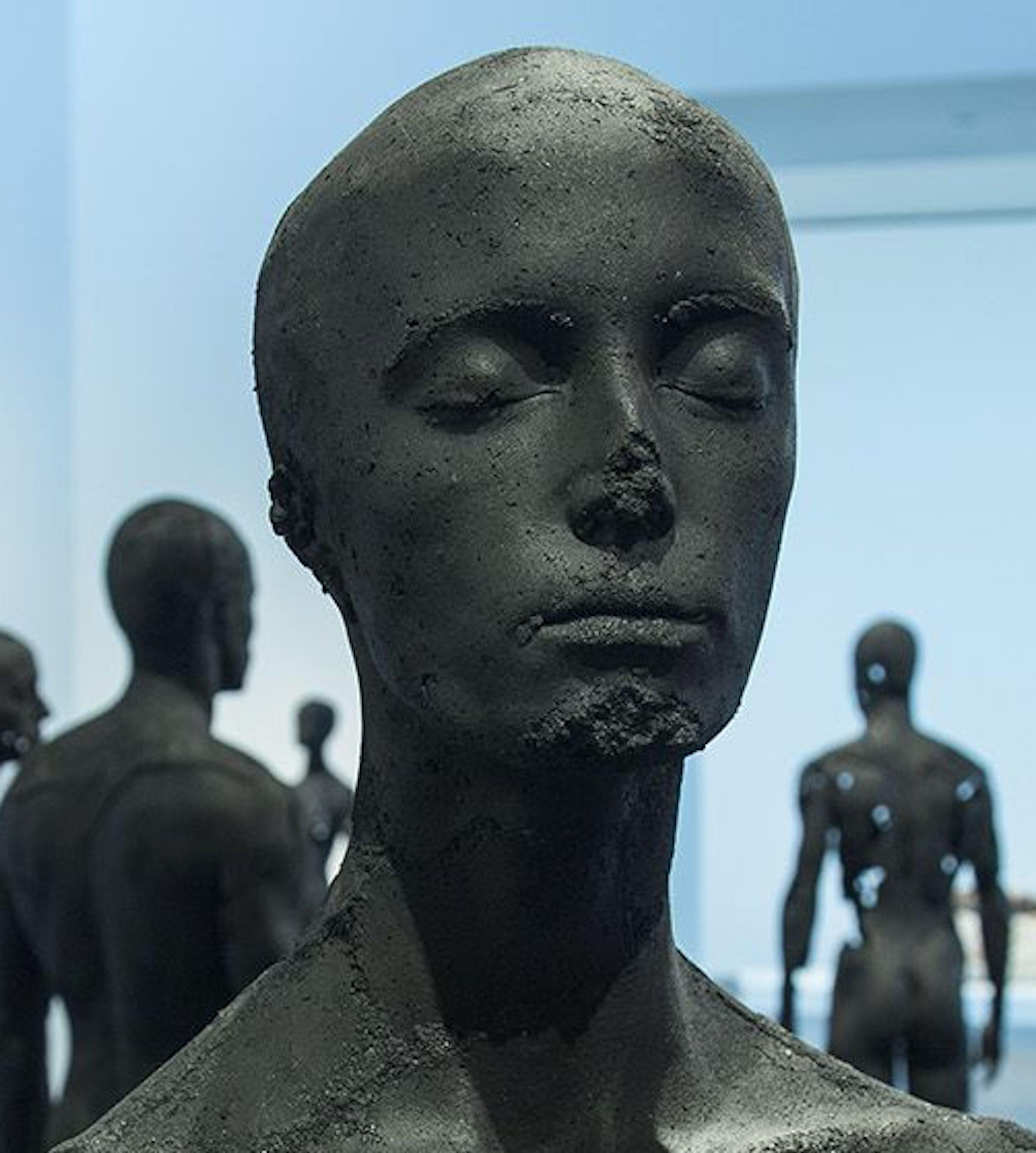The Presence of Absence - Weiblich (I) von Tom Price - Kohleskulptur, nackter Körper im Angebot 4