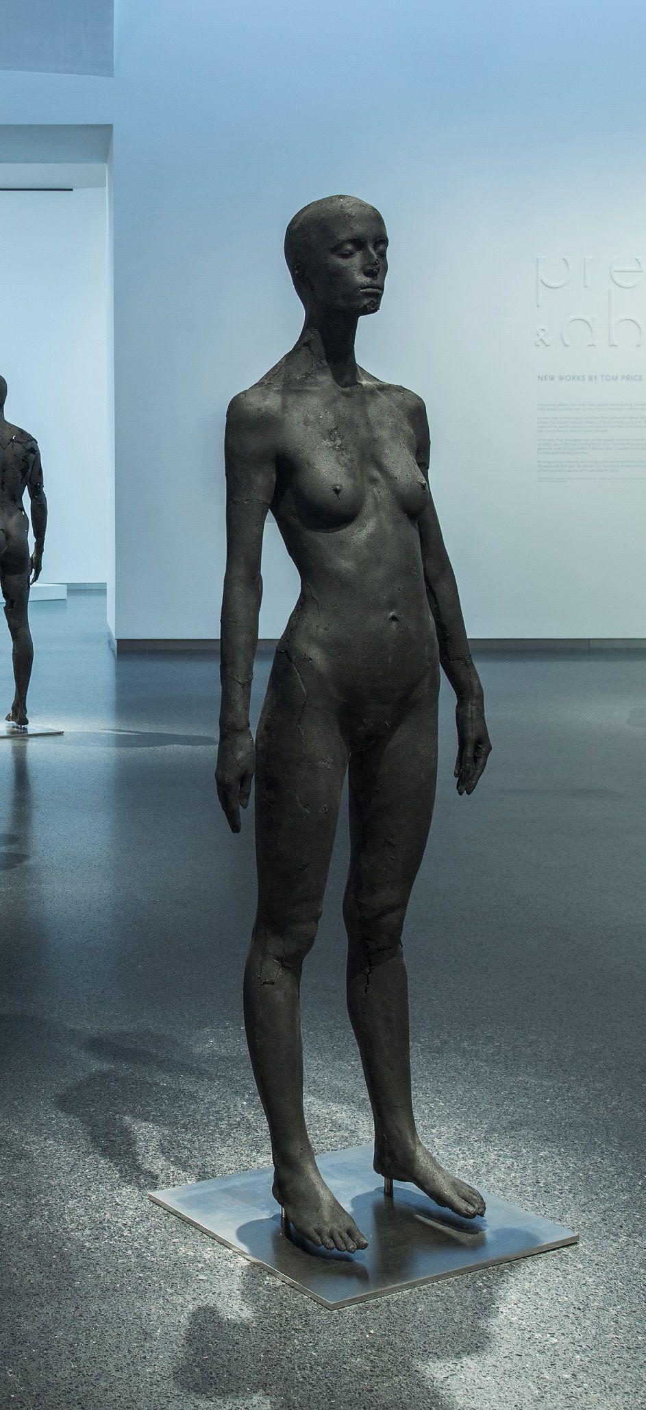 The Presence of Absence - Female (I) ist eine einzigartige Skulptur aus Kohle, Edelstahl und Epoxidharz des zeitgenössischen Künstlers Tom Price mit den Maßen 170 × 50 × 50 cm. 
Die Skulptur ist signiert und wird mit einem Echtheitszertifikat