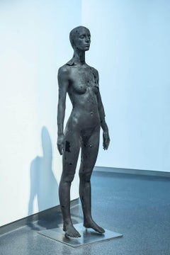 La presencia de la ausencia - Mujer (II) de Tom Price - Escultura de carbón, cuerpo desnudo