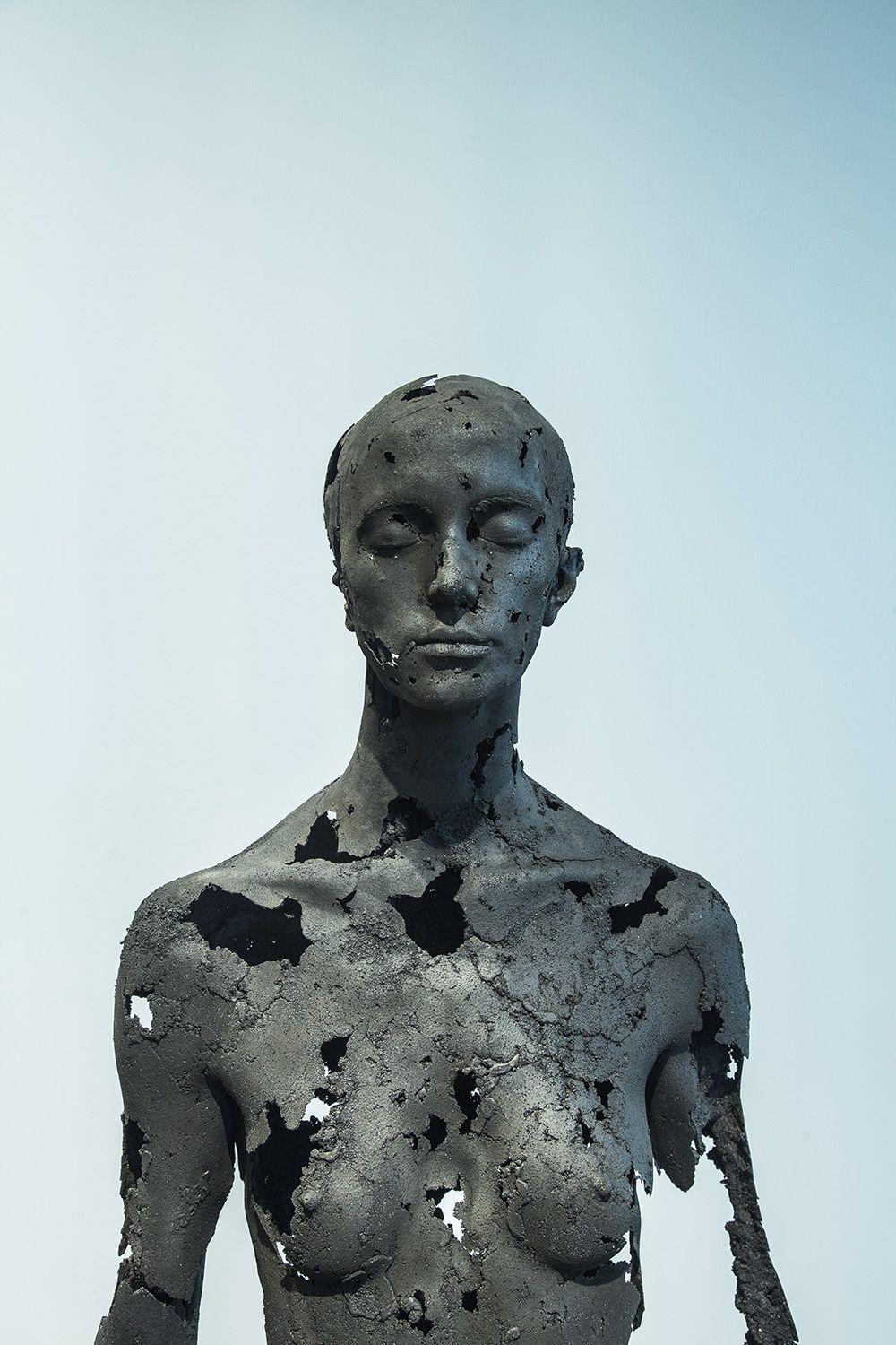 The Presence of Absence - Weiblich (III) von Tom Price - Kohleskulptur, nackter Körper im Angebot 3