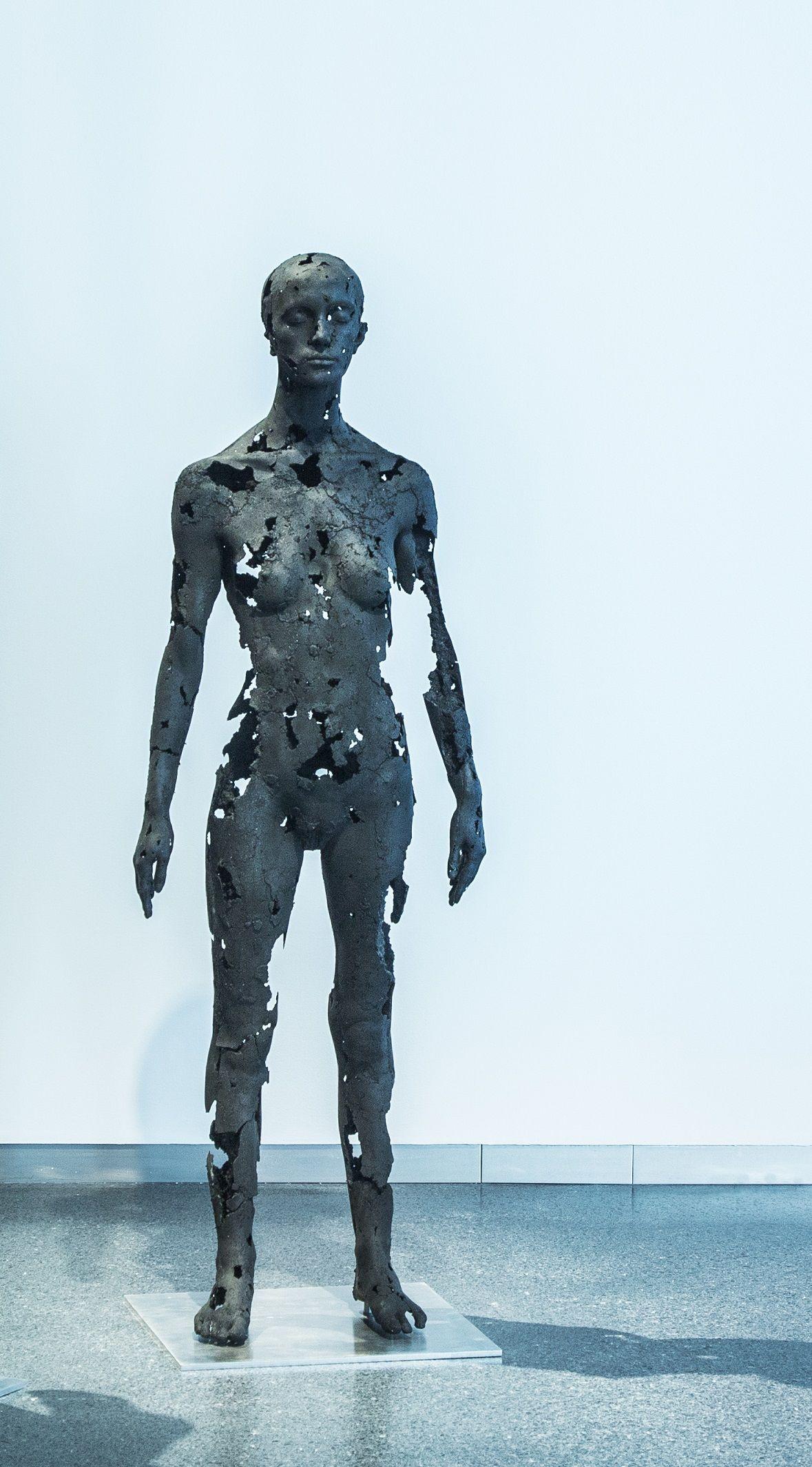 The Presence of Absence - Female (III) ist eine einzigartige Skulptur aus Kohle, Edelstahl und Epoxidharz des zeitgenössischen Künstlers Tom Price mit den Maßen 170 × 50 × 50 cm. 
Die Skulptur ist signiert und wird mit einem Echtheitszertifikat
