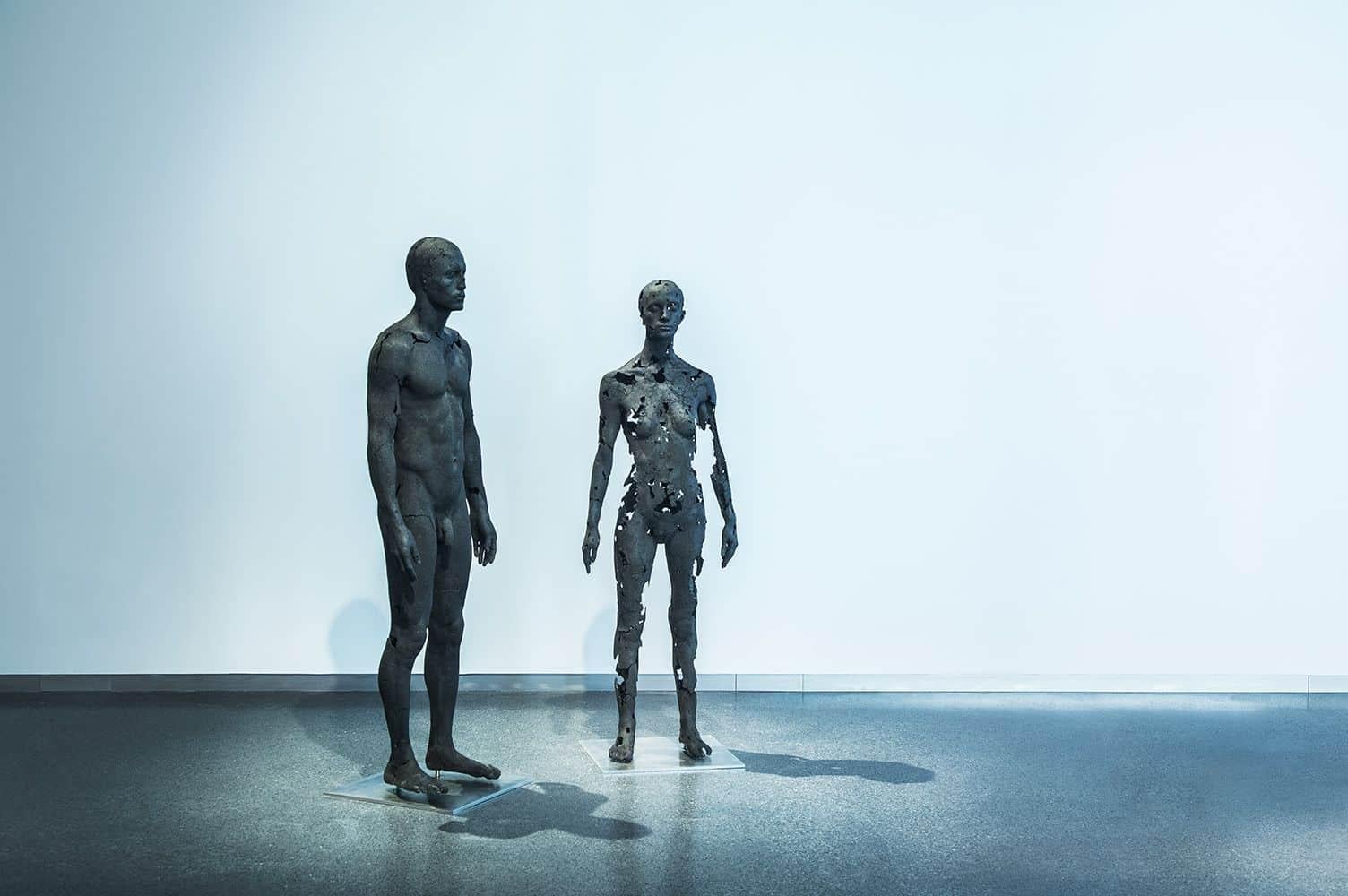 The Presence of Absence - Male (I) by Tom Price - Sculpture en charbon, corps nu en vente 1