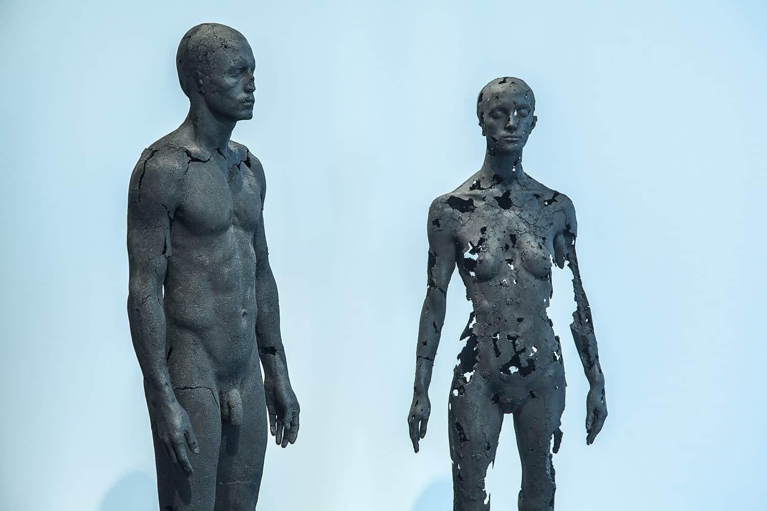 The Presence of Absence - Male (I) by Tom Price - Sculpture en charbon, corps nu en vente 2