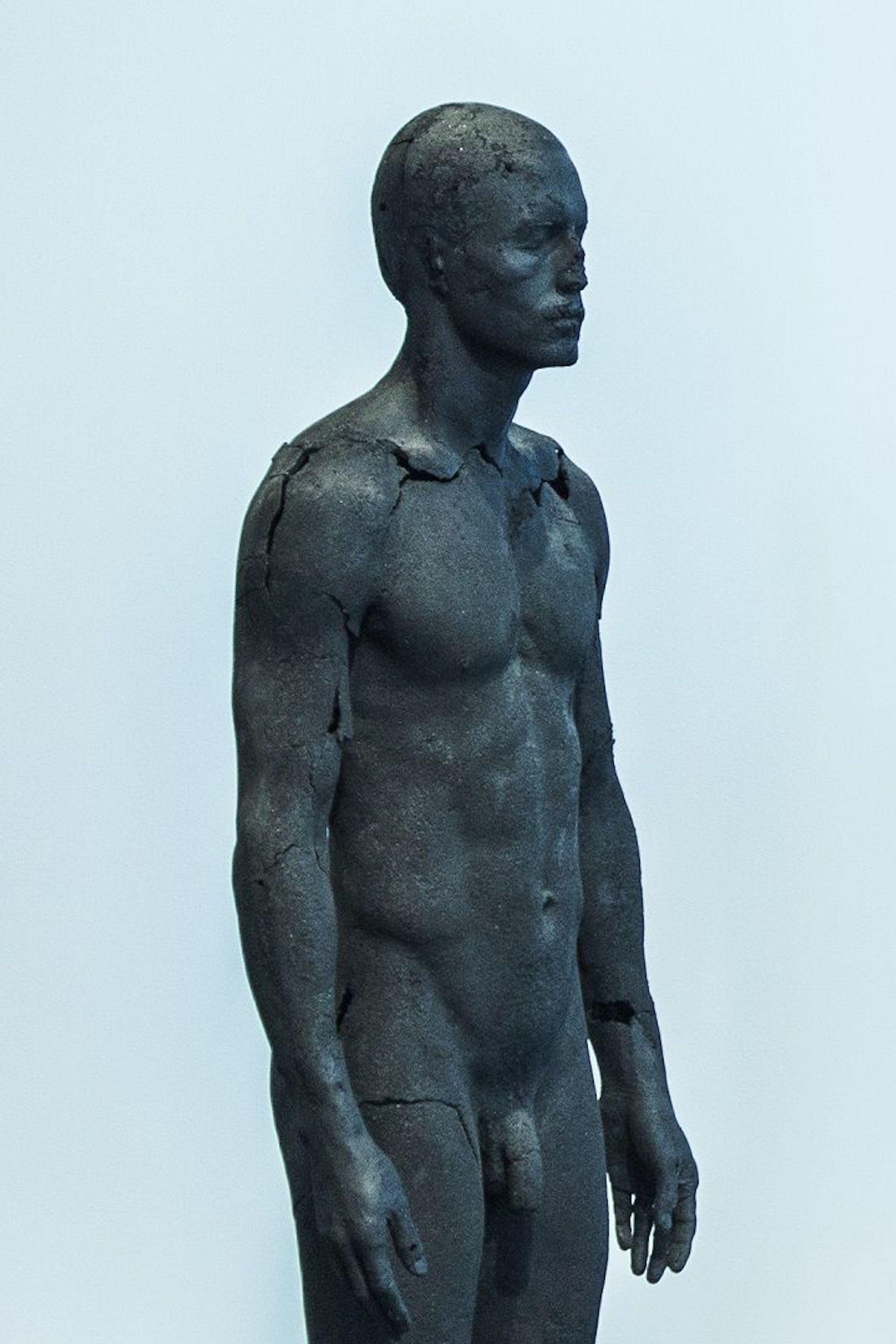 The Presence of Absence - Male (I) by Tom Price - Sculpture en charbon, corps nu en vente 3