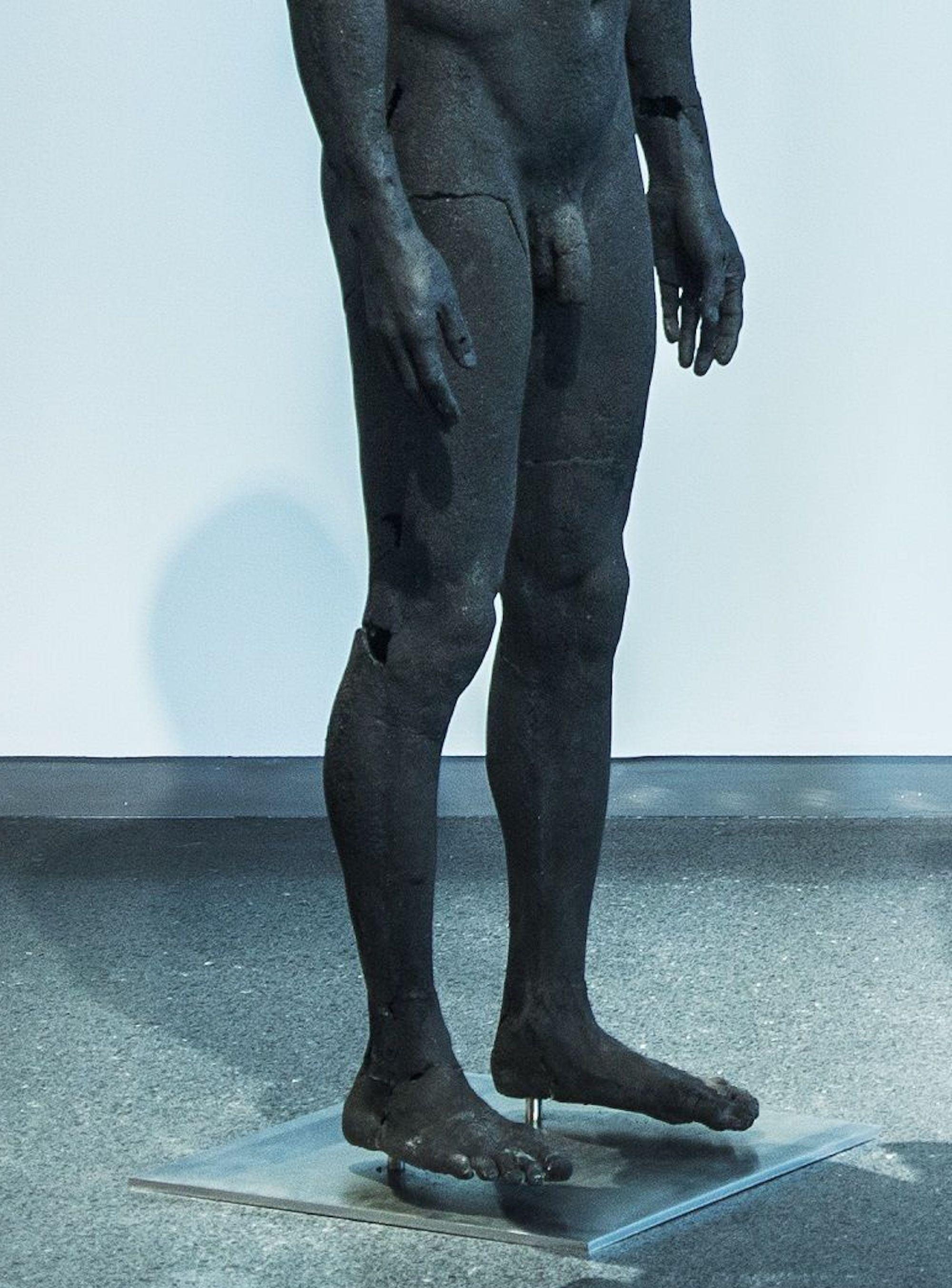The Presence of Absence - Male (I) by Tom Price - Sculpture en charbon, corps nu en vente 4