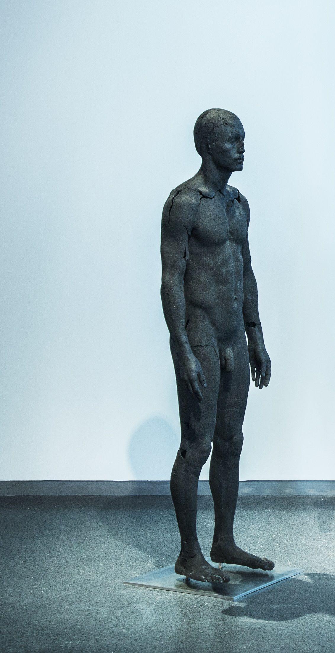The Presence of Absence - Male (I) ist eine einzigartige Skulptur aus Kohle, Edelstahl und Epoxidharz des zeitgenössischen Künstlers Tom Price mit den Maßen 183 × 50 × 50 cm. 
Die Skulptur ist signiert und wird mit einem Echtheitszertifikat