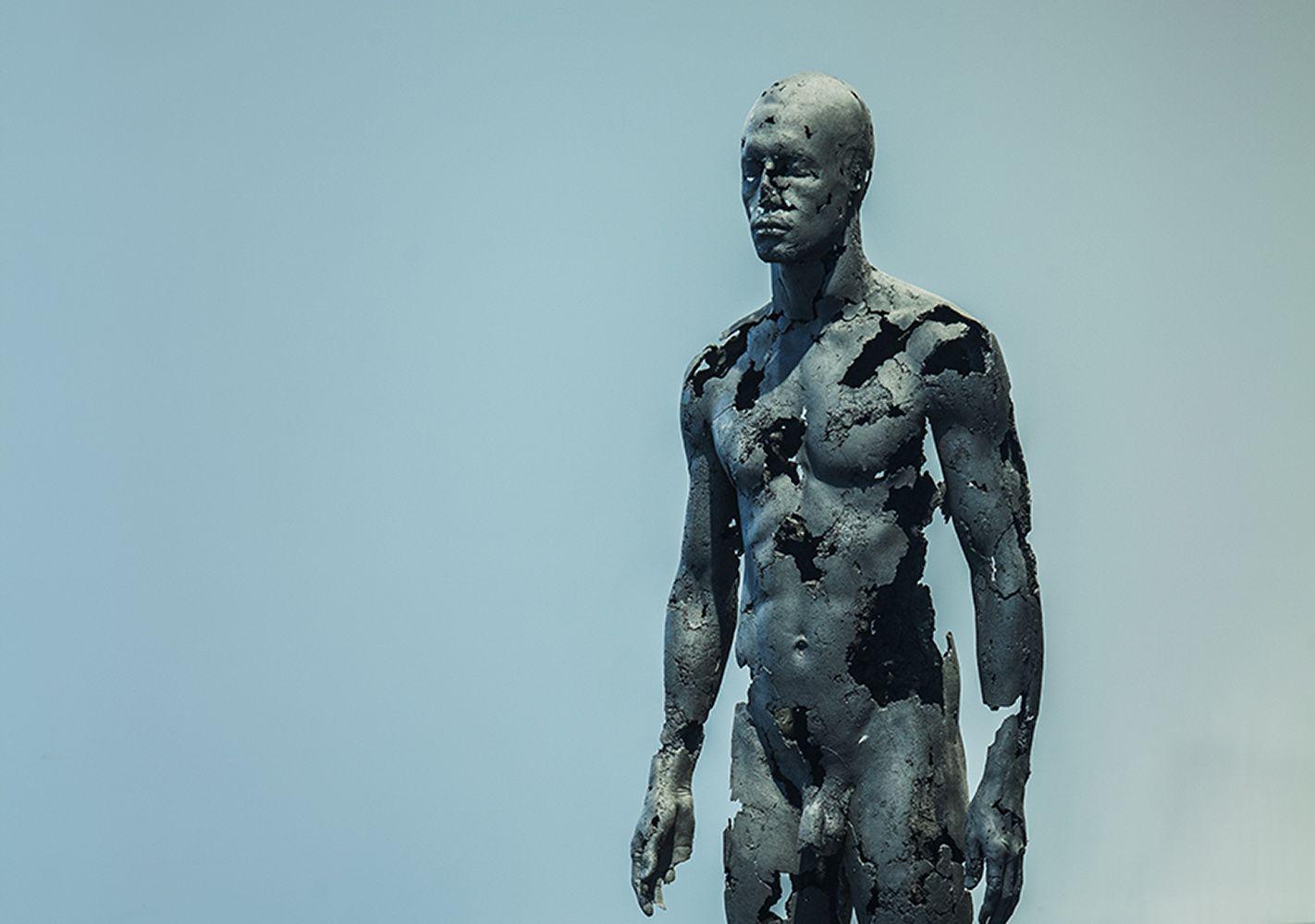 La presencia de la ausencia - Masculino (III) de Tom Price - Escultura de carbón, cuerpo desnudo en venta 1