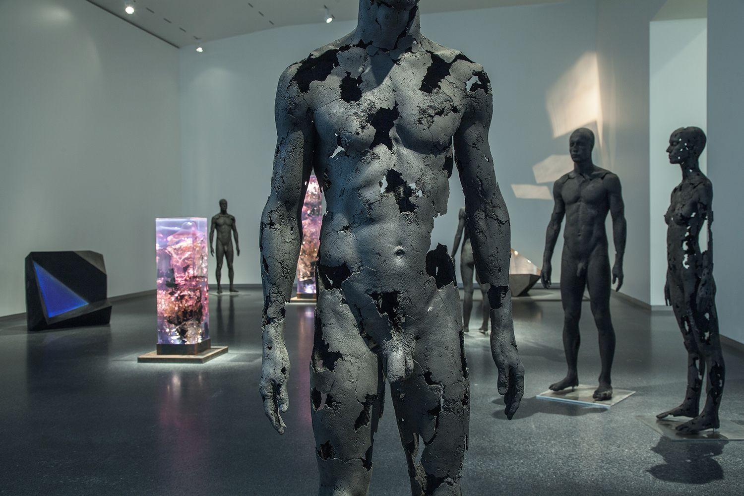 La presencia de la ausencia - Masculino (III) de Tom Price - Escultura de carbón, cuerpo desnudo en venta 2