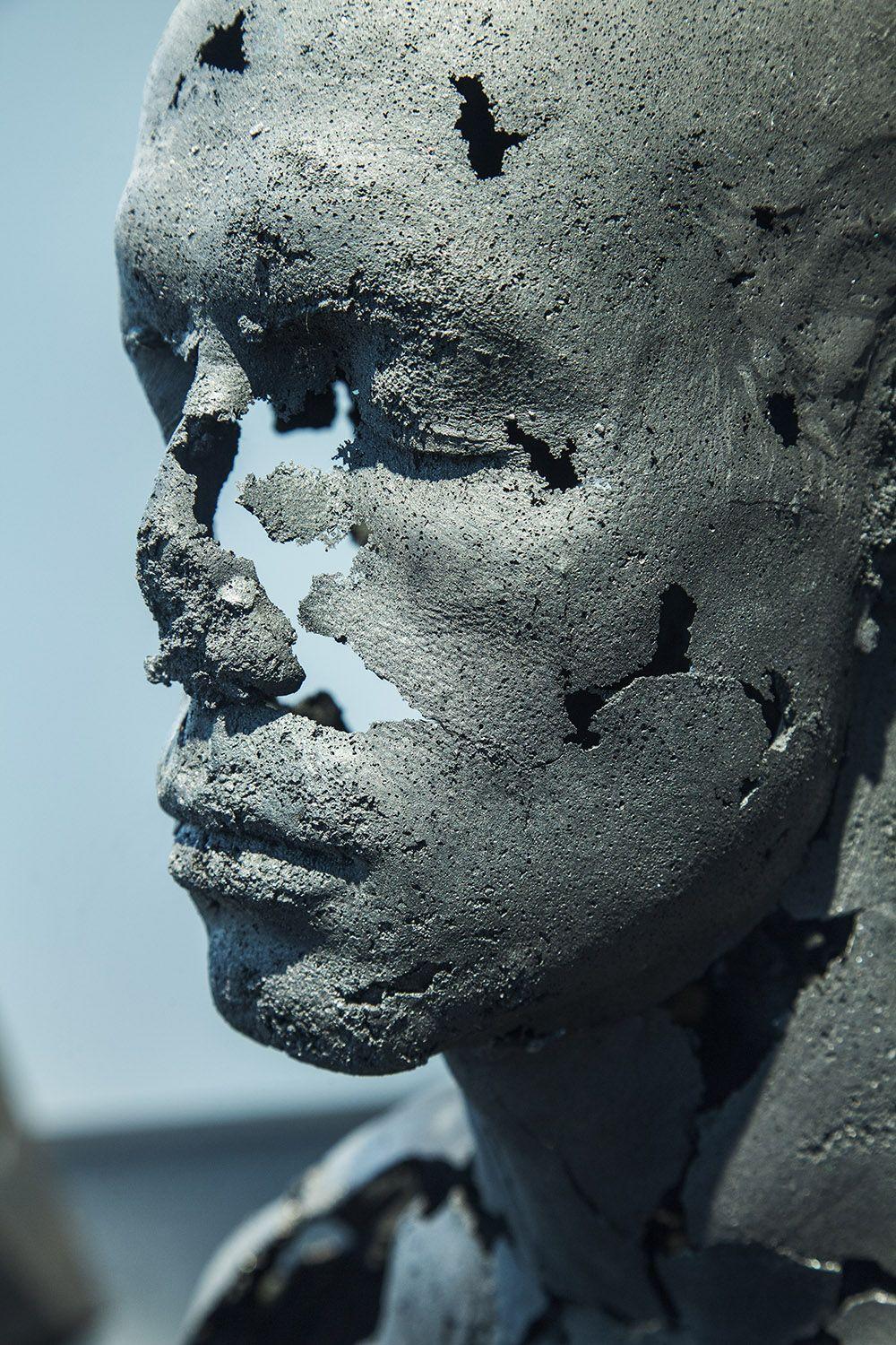 La presencia de la ausencia - Masculino (III) de Tom Price - Escultura de carbón, cuerpo desnudo en venta 3