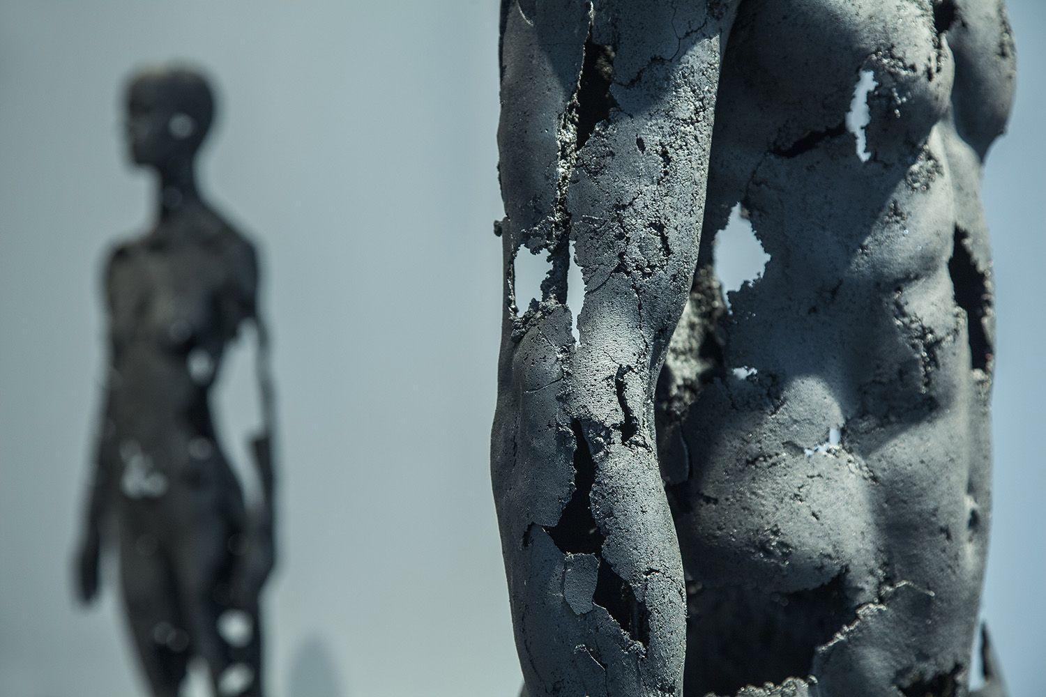 La presencia de la ausencia - Masculino (III) de Tom Price - Escultura de carbón, cuerpo desnudo en venta 4