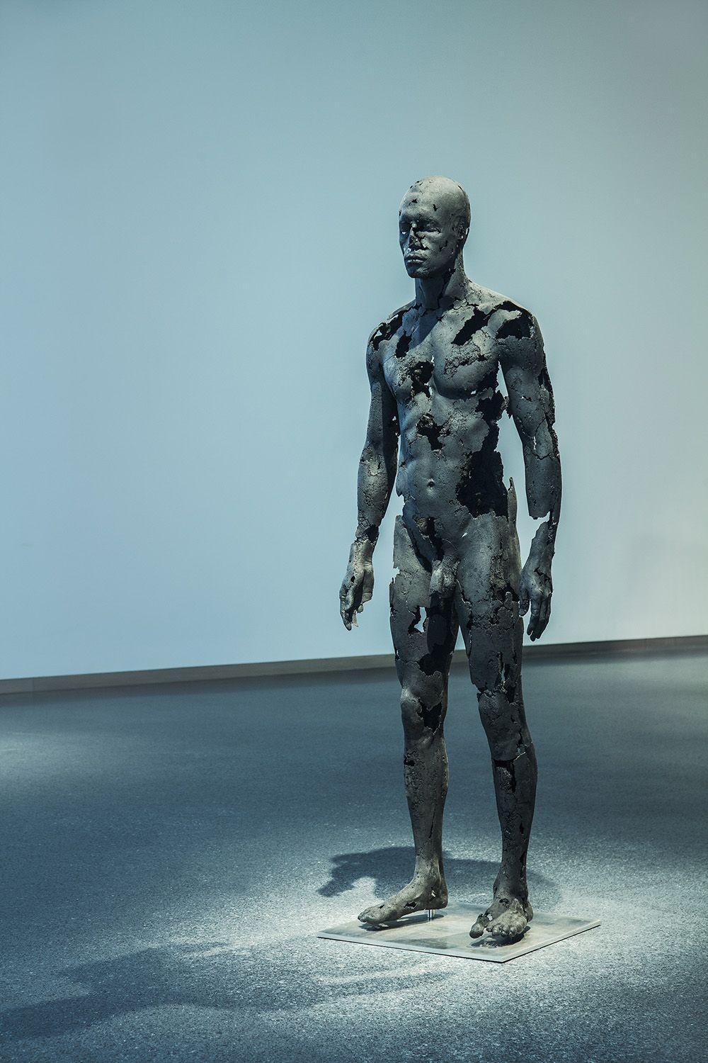 The Presence of Absence - Male (III) ist eine einzigartige Skulptur aus Kohle, Edelstahl und Epoxidharz des zeitgenössischen Künstlers Tom Price mit den Maßen 183 × 50 × 50 cm. 
Die Skulptur ist signiert und wird mit einem Echtheitszertifikat