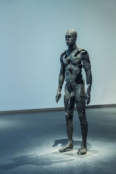 La presencia de la ausencia - Masculino (III) de Tom Price - Escultura de carbón, cuerpo desnudo
