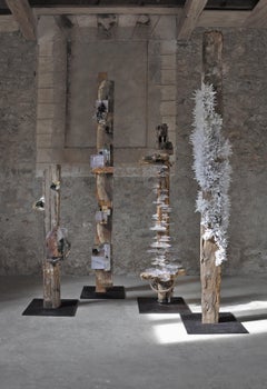 Viga 1, 2, 3 & 4 von Tom Price - Abstrakte Skulptur, Holz, Stahl, Harz, Säule