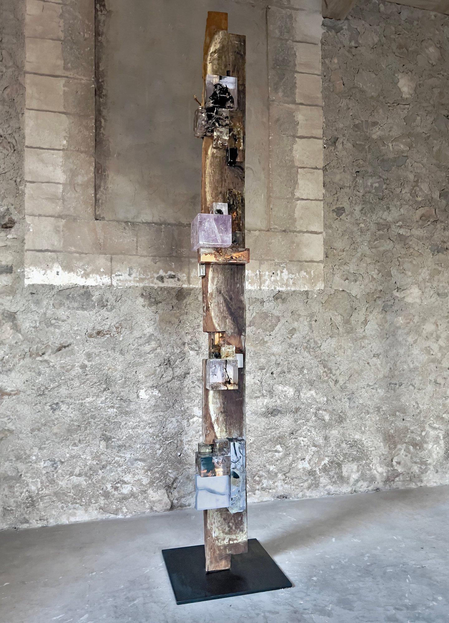 Viga 1 von Tom Price - Abstrakte Skulptur, Holz, Zukunft, synthetisch, Mineral, Leben im Angebot 1