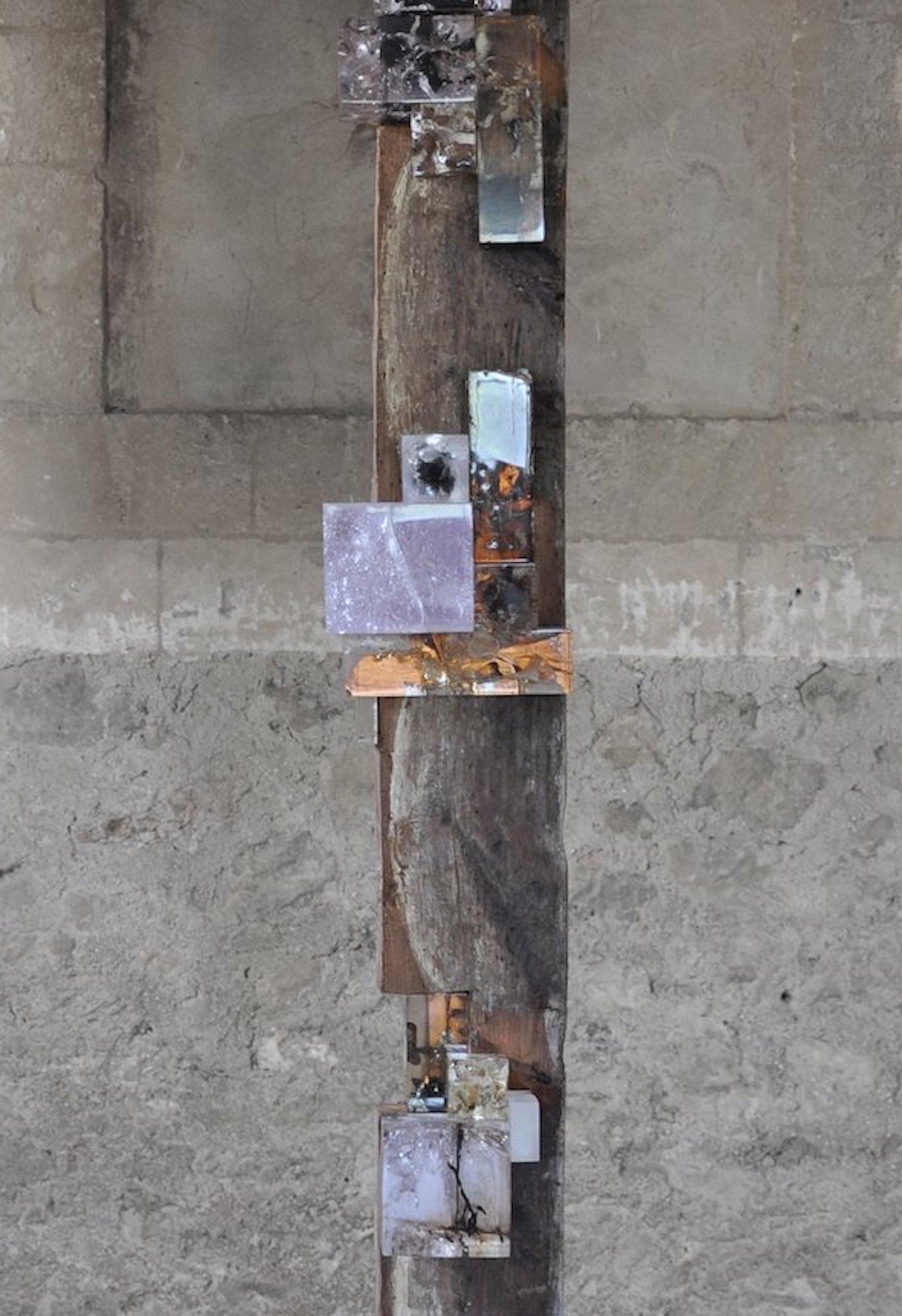 Viga 1 von Tom Price - Abstrakte Skulptur, Holz, Zukunft, synthetisch, Mineral, Leben im Angebot 2
