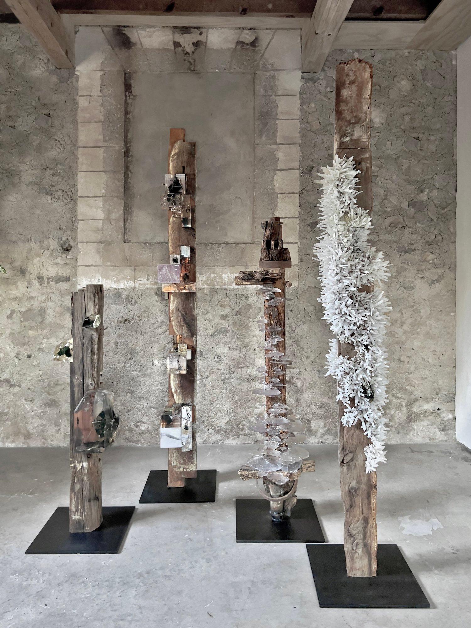 Viga 1 von Tom Price - Abstrakte Skulptur, Holz, Zukunft, synthetisch, Mineral, Leben im Angebot 3