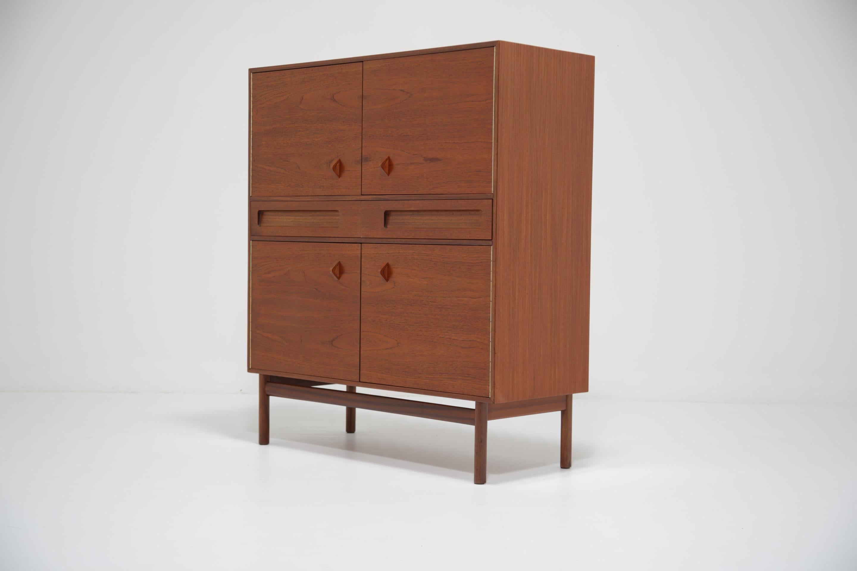 Tom Robertson Bar à cocktails en teck, Dry Bar, Drinks Cabinet by McIntosh, 1960s. en vente 11