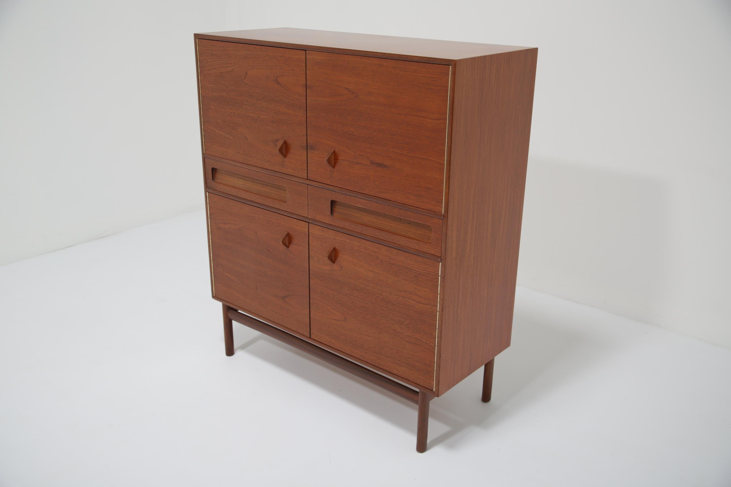 Écossais Tom Robertson Bar à cocktails en teck, Dry Bar, Drinks Cabinet by McIntosh, 1960s. en vente
