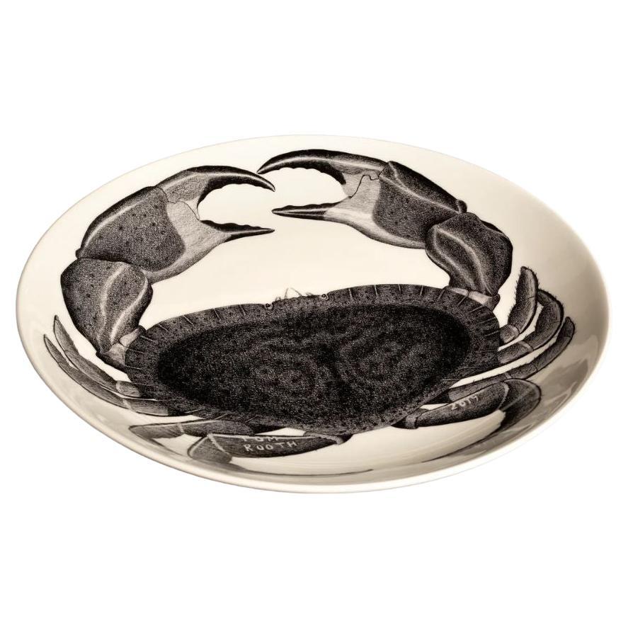 Questo piatto in ceramica fatto a mano dall'artista britannico Tom Rooth è caratterizzato da un'audace illustrazione in bianco e nero di un granchio intitolata Hercules, che mette in mostra lo stile caratteristico di Rooth di illustrazione