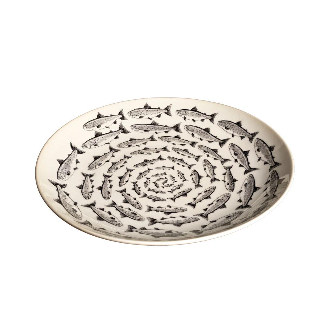 Esta fuente de cerámica hecha a mano por el artista británico Tom Rooth presenta una hipnotizante espiral de salmones ilustrados a mano, diseñados en el característico estilo naturalista monocromo de Rooth. Fabricadas en el Reino Unido en pequeños