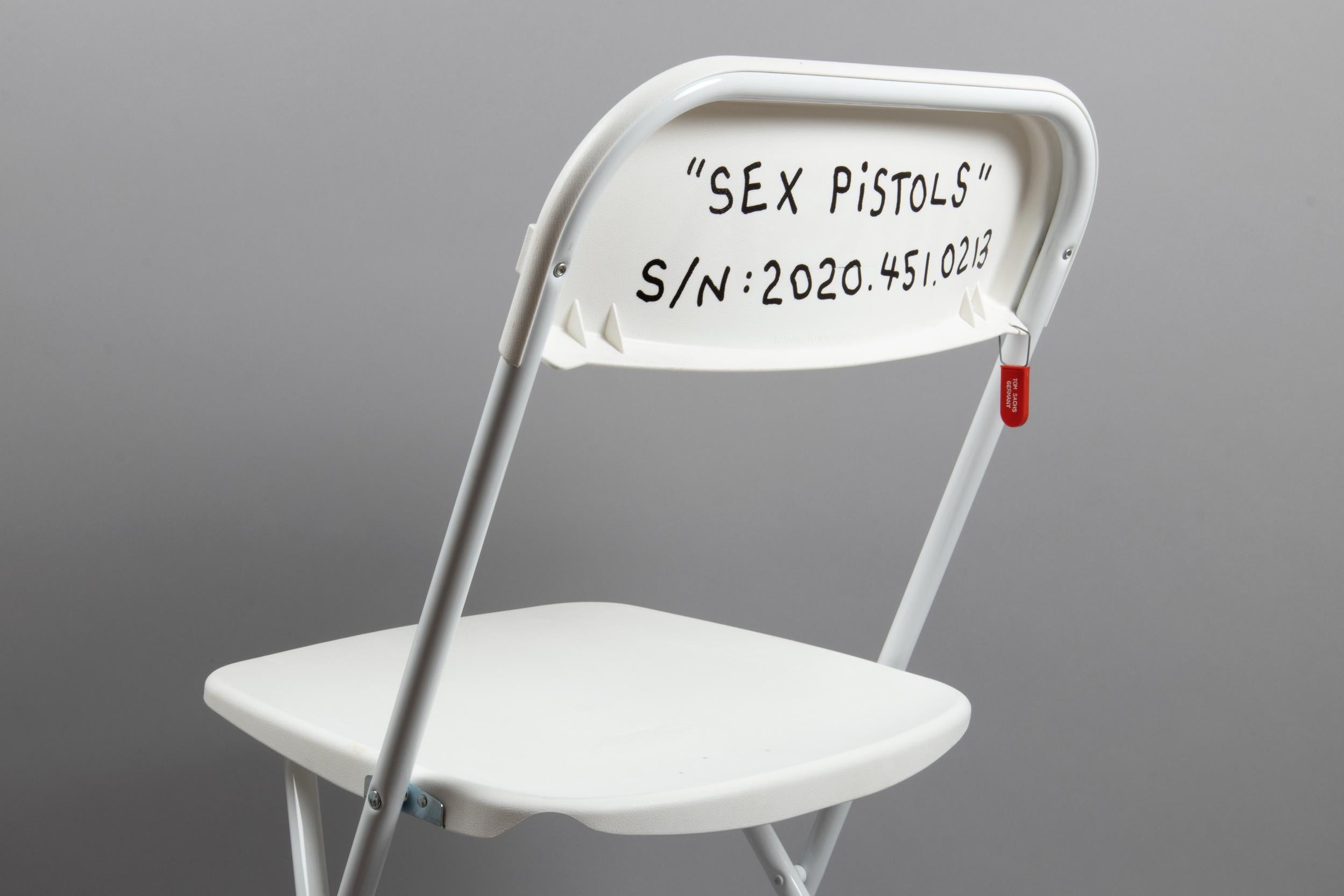 Chaise de la NASA ( Programe spatiale : Rare Earths), Art contemporain, signée et intitulée - Sculpture de Tom Sachs