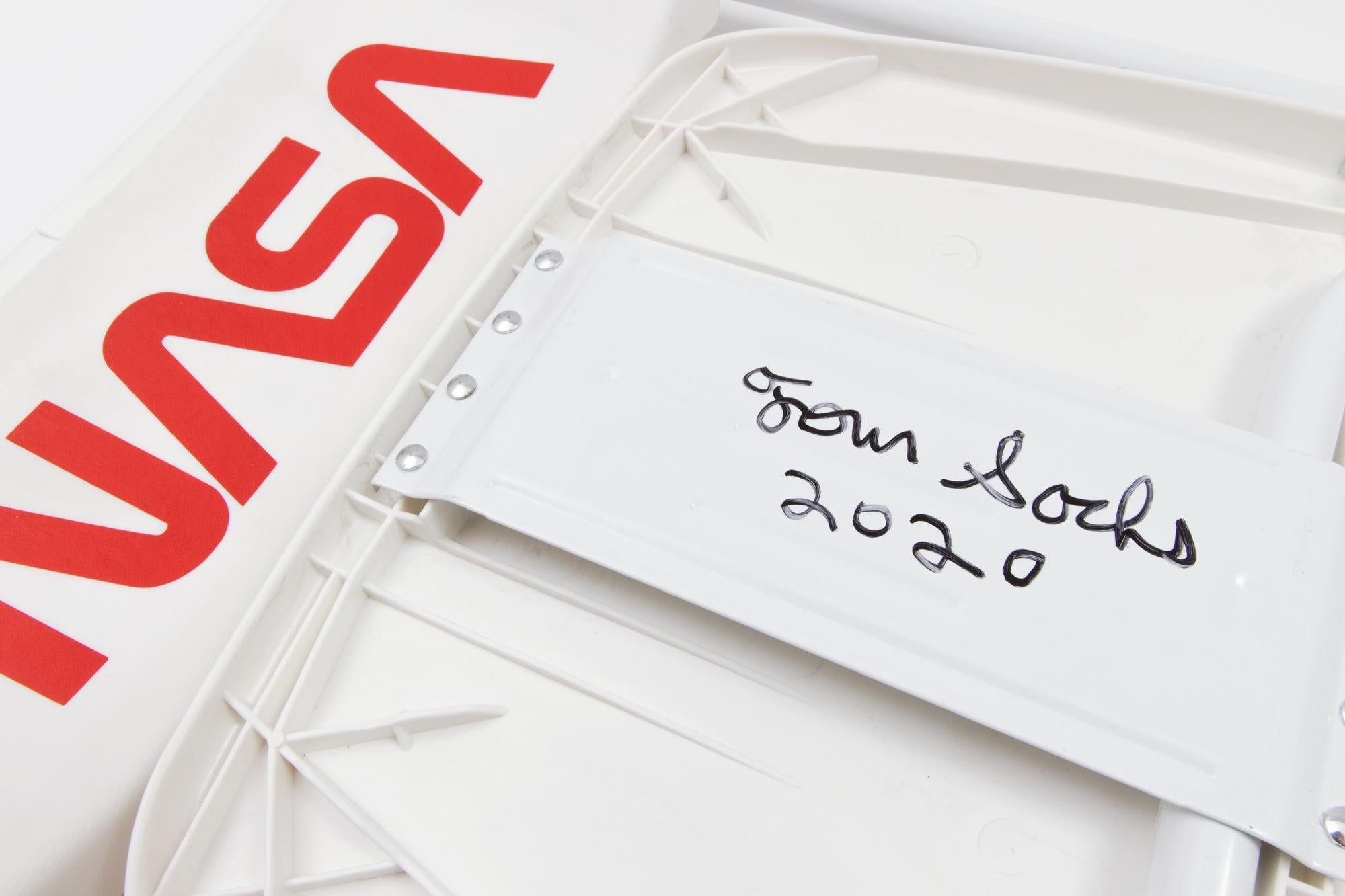 Chaise de la NASA ( Programe spatiale : Rare Earths), Art contemporain, signée et intitulée - Contemporain Sculpture par Tom Sachs