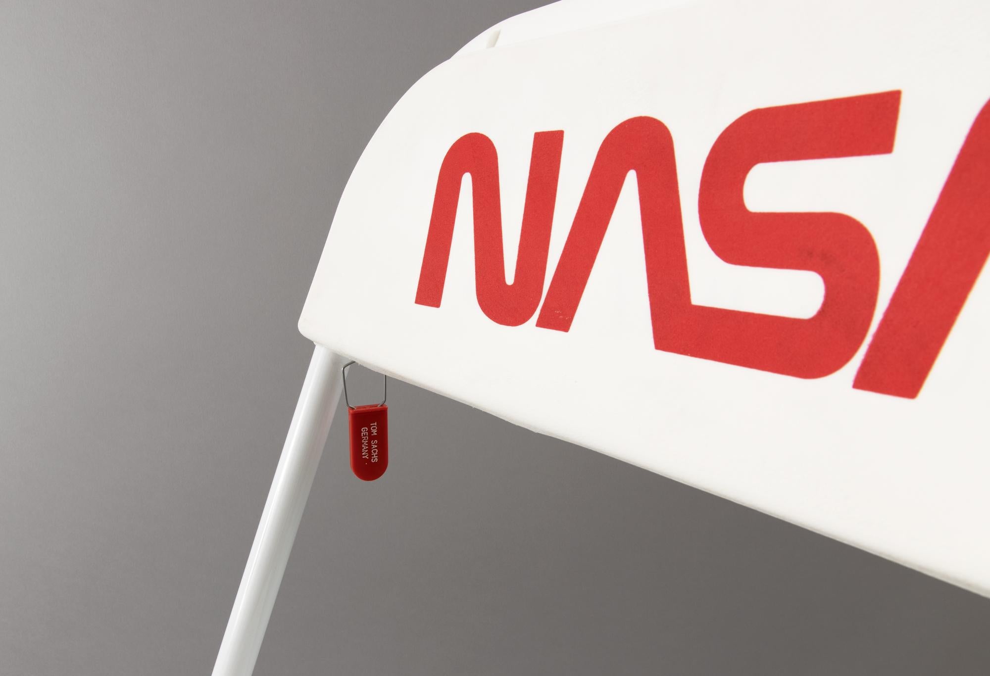 Chaise de la NASA ( Programe spatiale : Rare Earths), Art contemporain, signée et intitulée - Gris Figurative Sculpture par Tom Sachs